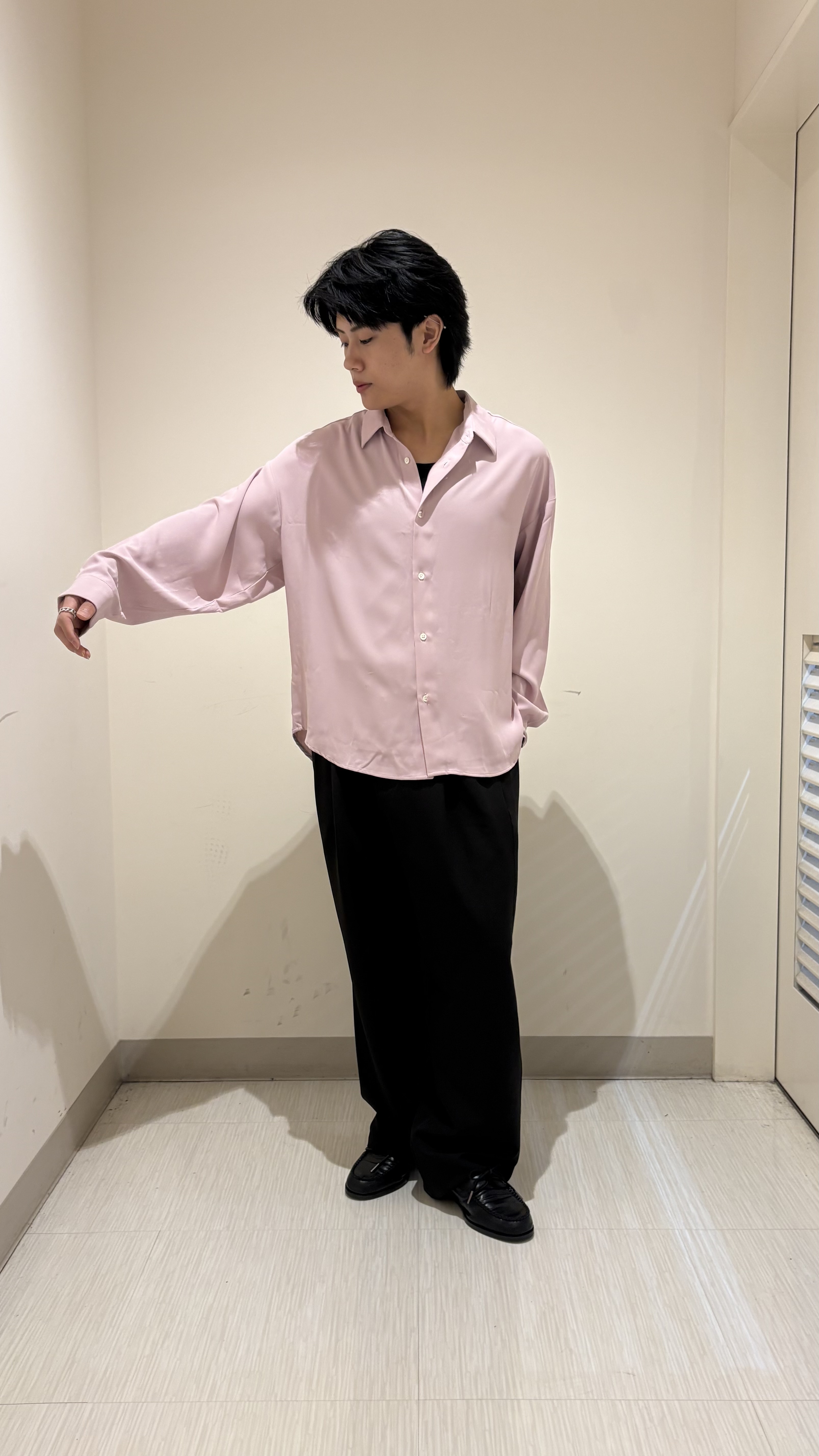 辻一樹さんの「tk.TAKEO KIKUCHI｜【選べる7色】トロミドレープカラーシャツ/トロミ/梨地/7色/レギュラーカラー/長袖」を使ったコーディネート
