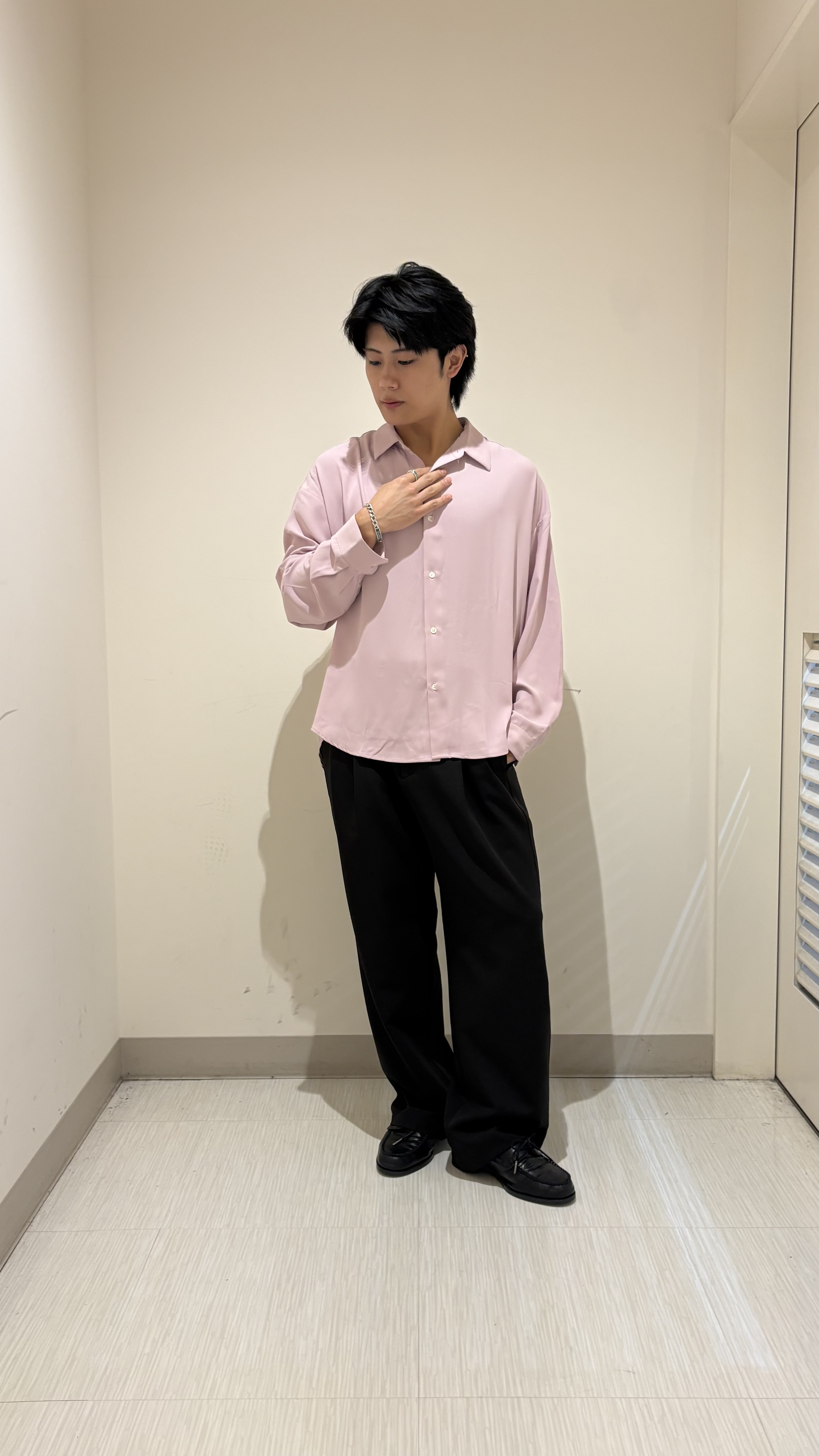 辻一樹さんの「tk.TAKEO KIKUCHI｜【選べる7色】トロミドレープカラーシャツ/トロミ/梨地/7色/レギュラーカラー/長袖」を使ったコーディネート