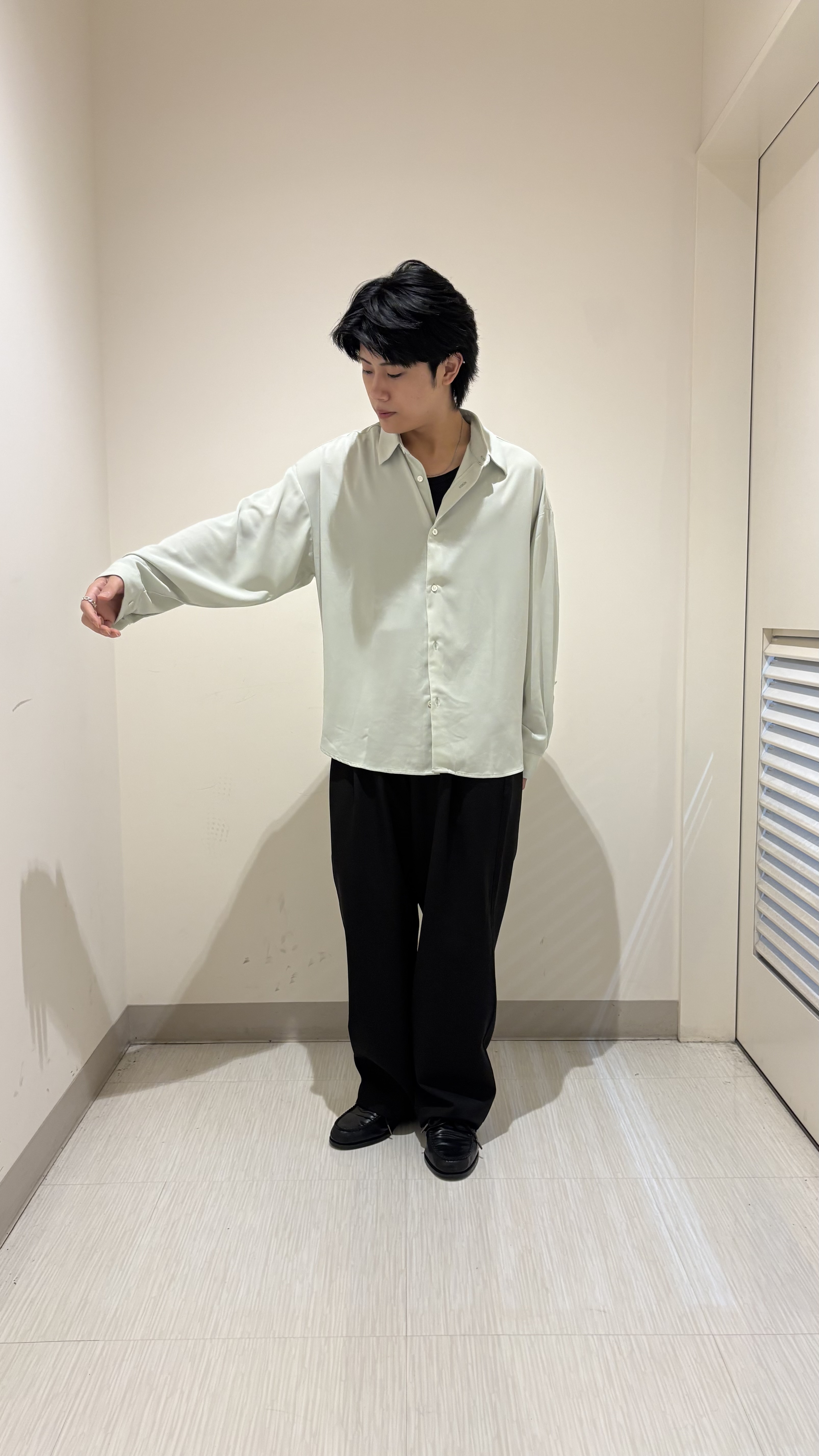辻一樹さんの「tk.TAKEO KIKUCHI｜【選べる7色】トロミドレープカラーシャツ/トロミ/梨地/7色/レギュラーカラー/長袖」を使ったコーディネート