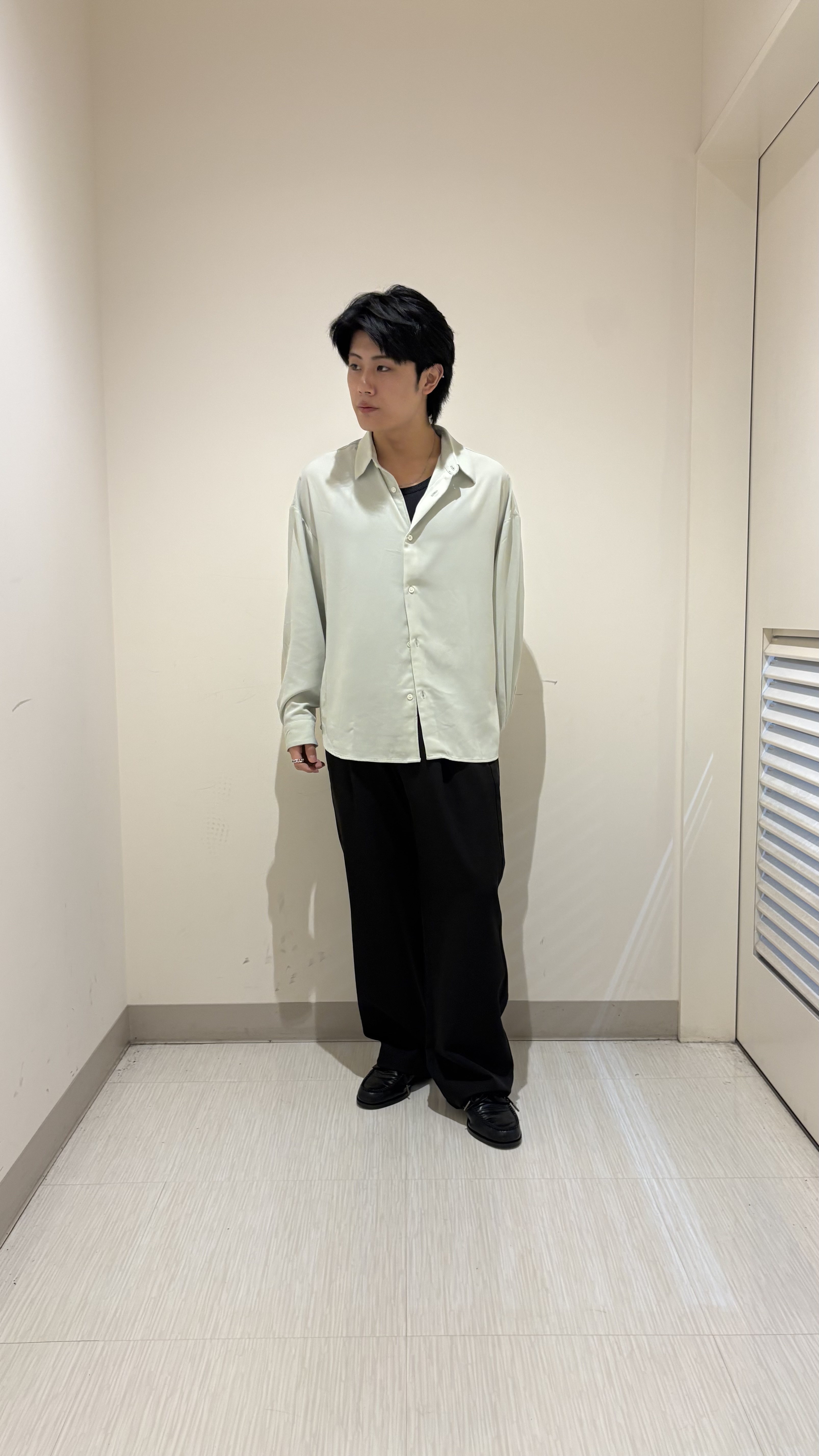 辻一樹さんの「tk.TAKEO KIKUCHI｜【選べる7色】トロミドレープカラーシャツ/トロミ/梨地/7色/レギュラーカラー/長袖」を使ったコーディネート
