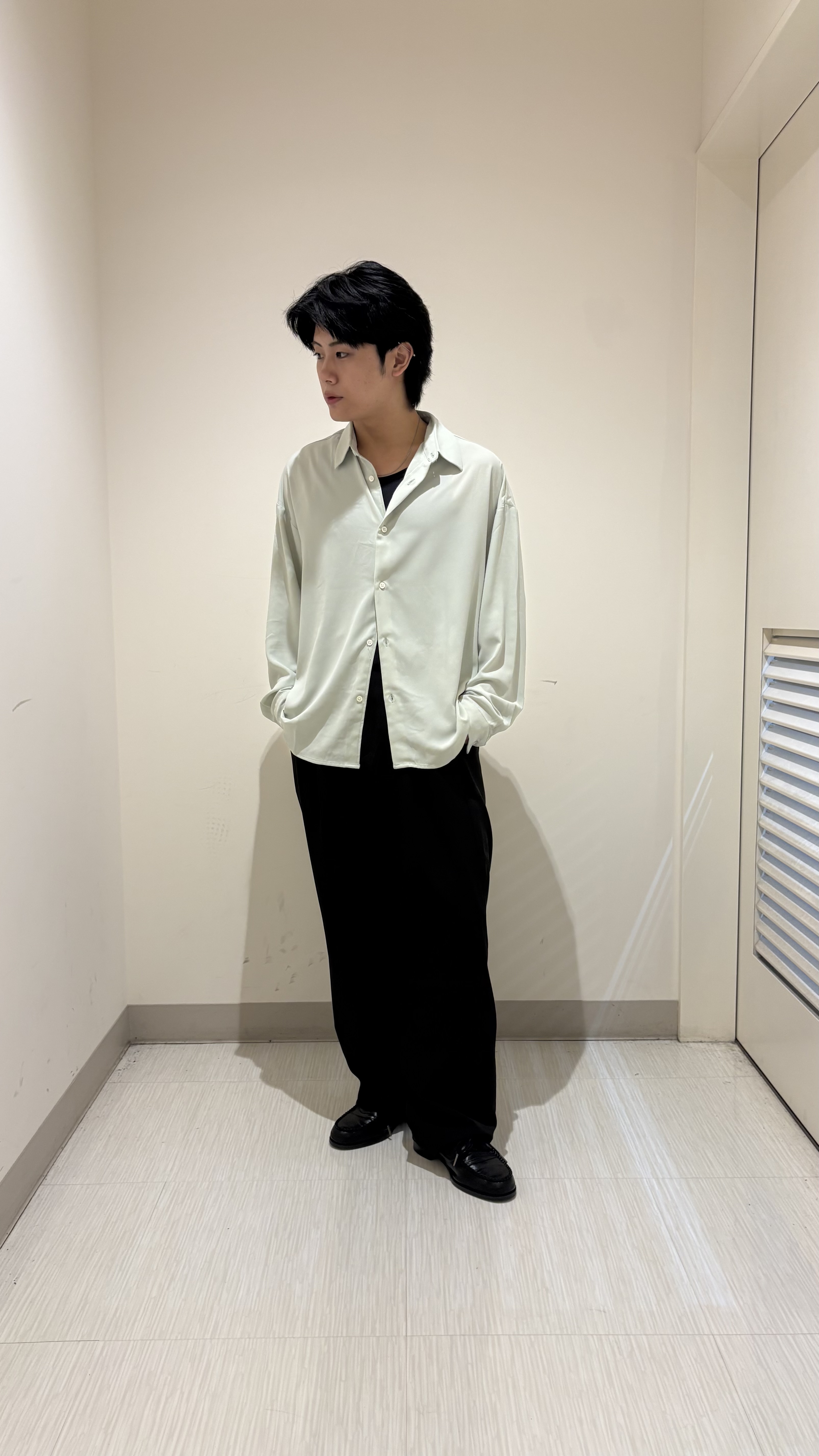 辻一樹さんの「tk.TAKEO KIKUCHI｜【選べる7色】トロミドレープカラーシャツ/トロミ/梨地/7色/レギュラーカラー/長袖」を使ったコーディネート