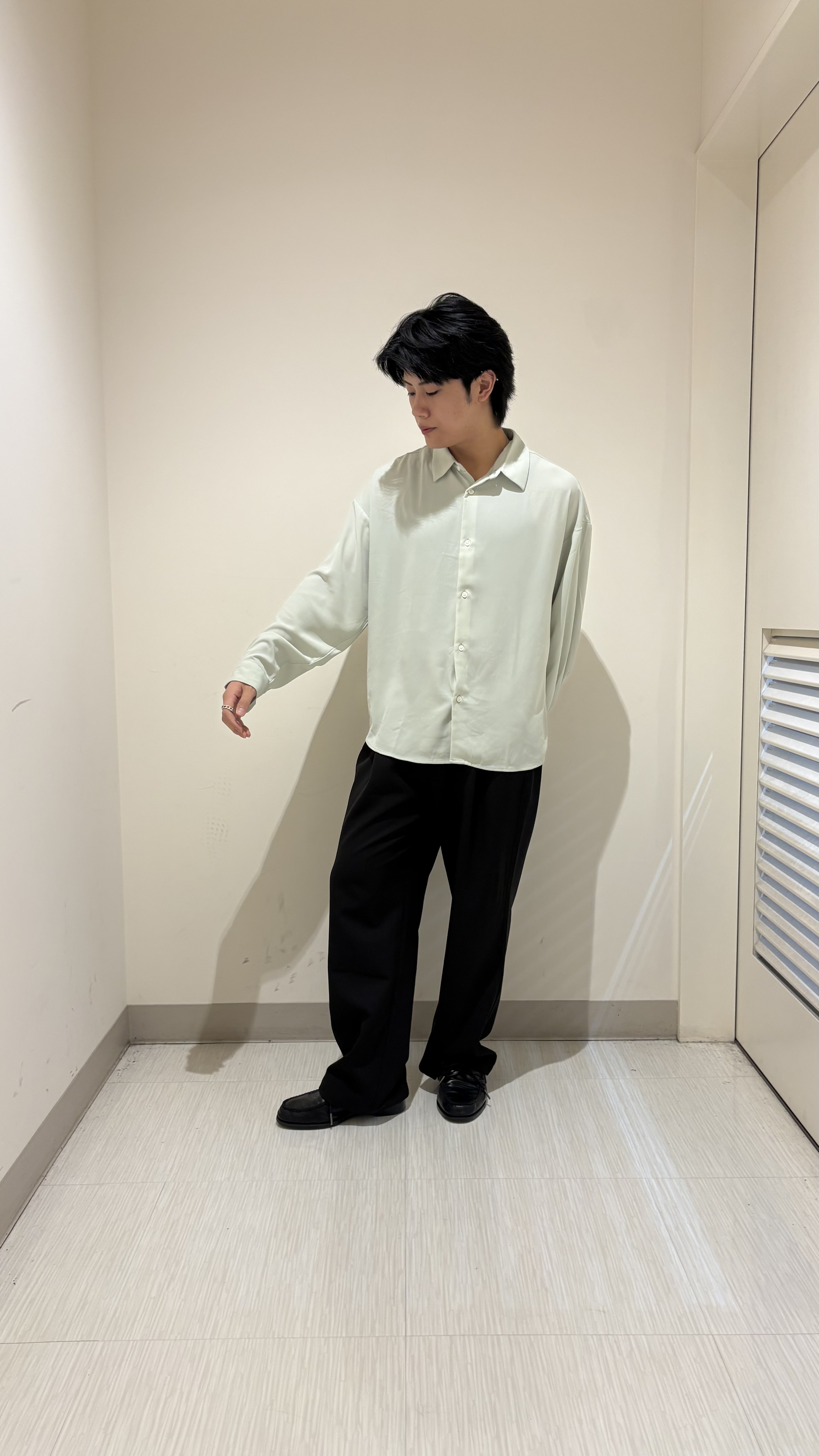 辻一樹さんの「tk.TAKEO KIKUCHI｜【選べる7色】トロミドレープカラーシャツ/トロミ/梨地/7色/レギュラーカラー/長袖」を使ったコーディネート