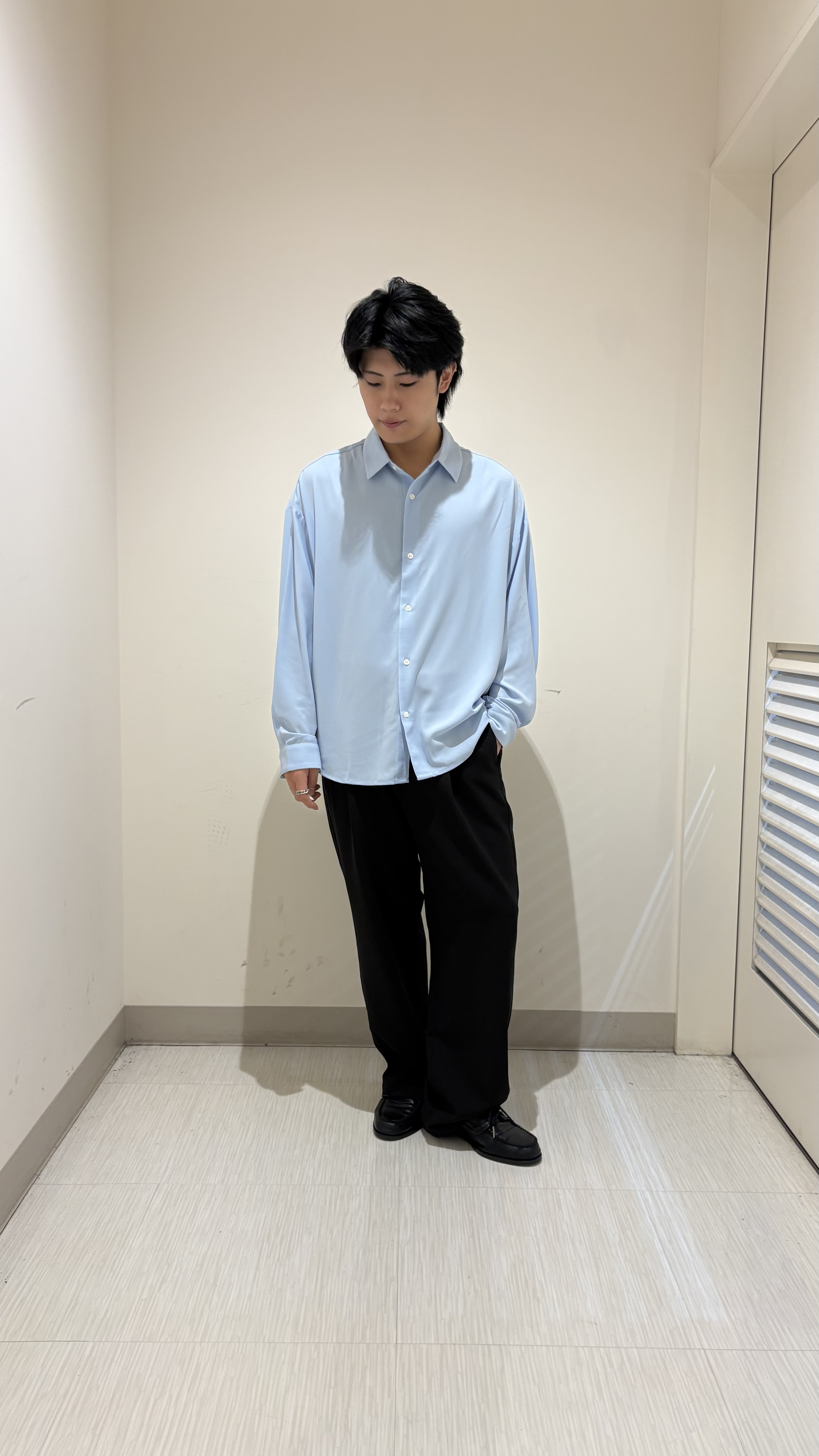 辻一樹さんの「tk.TAKEO KIKUCHI｜【選べる7色】トロミドレープカラーシャツ/トロミ/梨地/7色/レギュラーカラー/長袖」を使ったコーディネート
