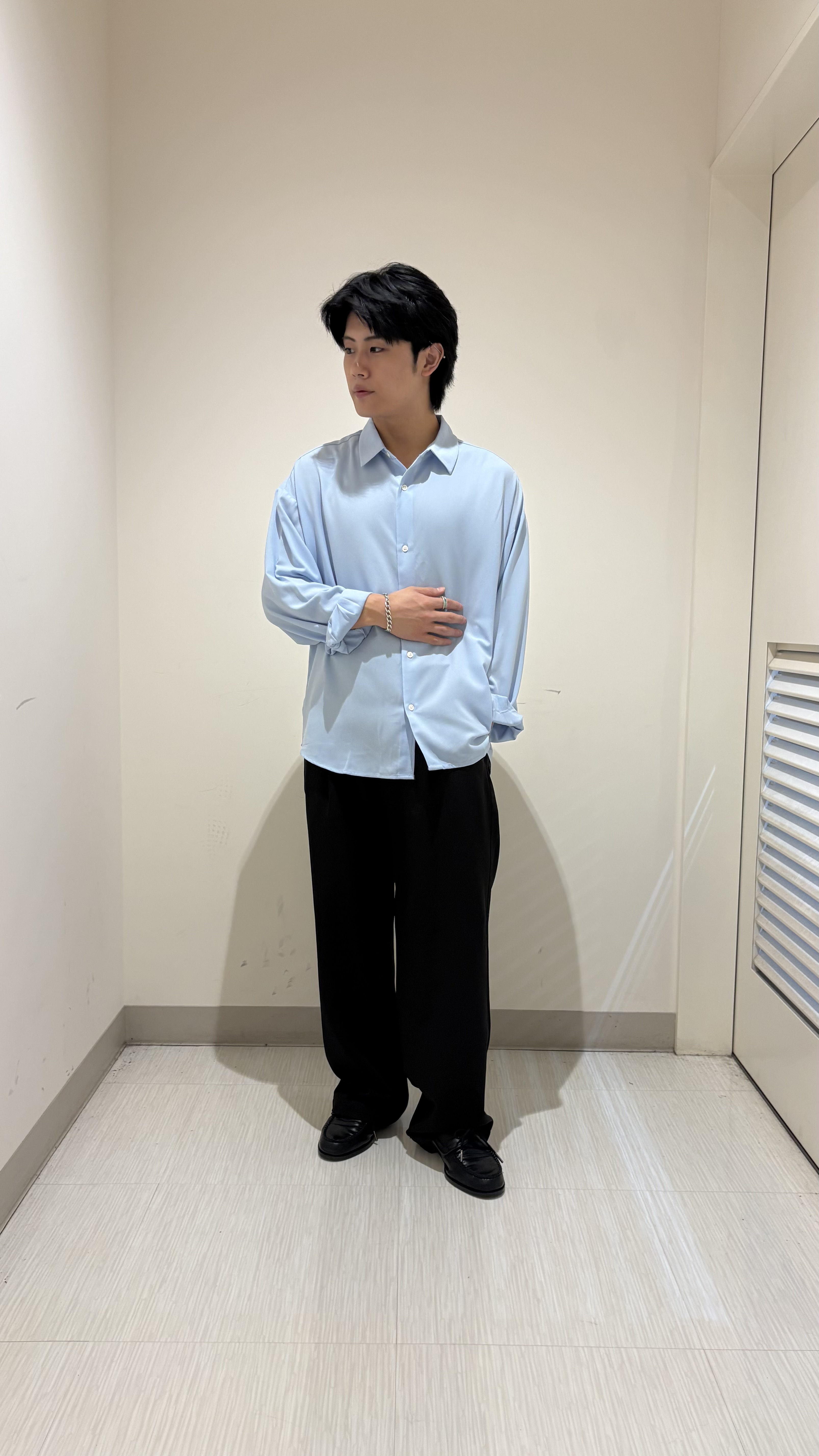 辻一樹さんの「tk.TAKEO KIKUCHI｜【選べる7色】トロミドレープカラーシャツ/トロミ/梨地/7色/レギュラーカラー/長袖」を使ったコーディネート