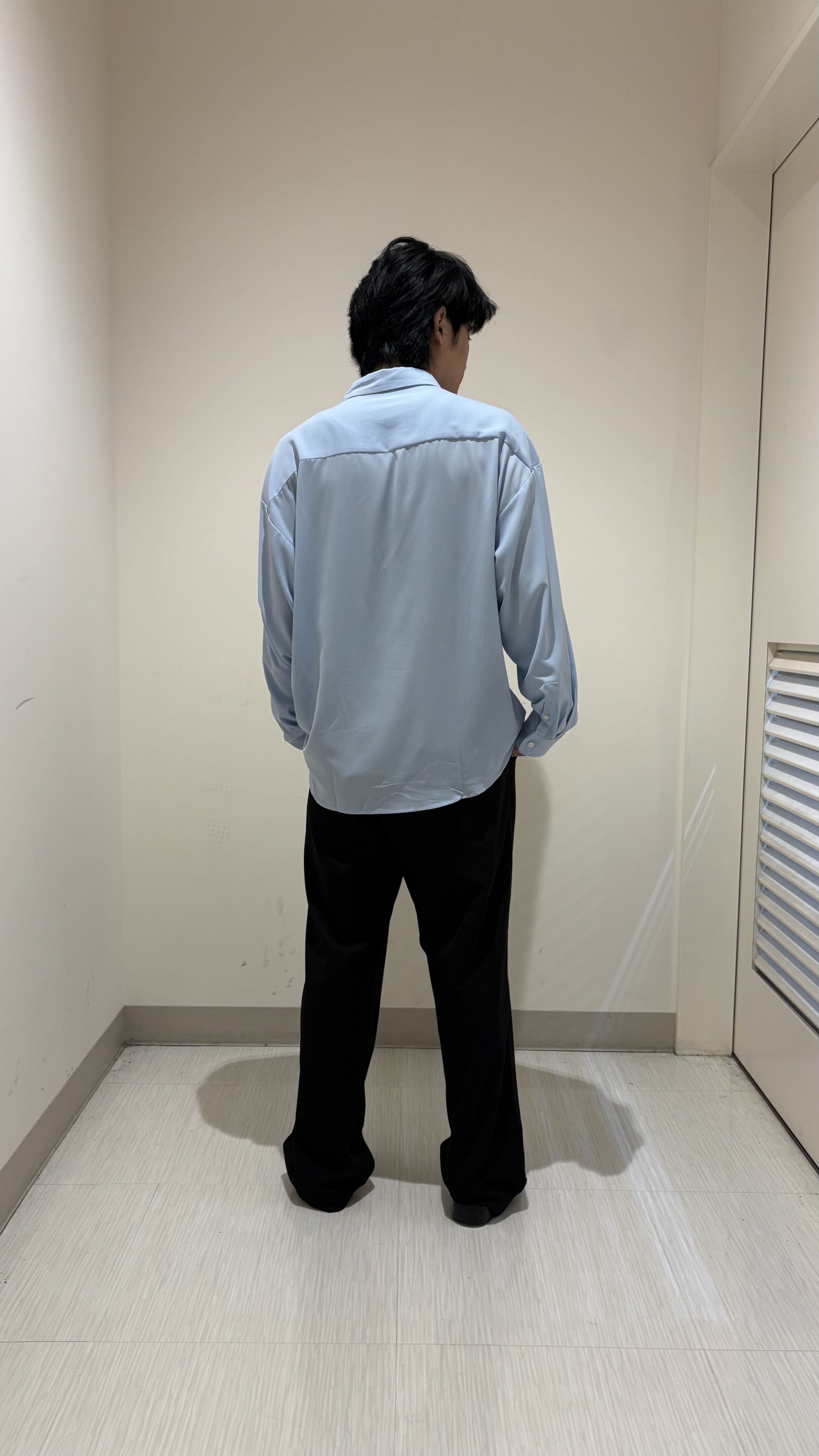辻一樹さんの「tk.TAKEO KIKUCHI｜【選べる7色】トロミドレープカラーシャツ/トロミ/梨地/7色/レギュラーカラー/長袖」を使ったコーディネート