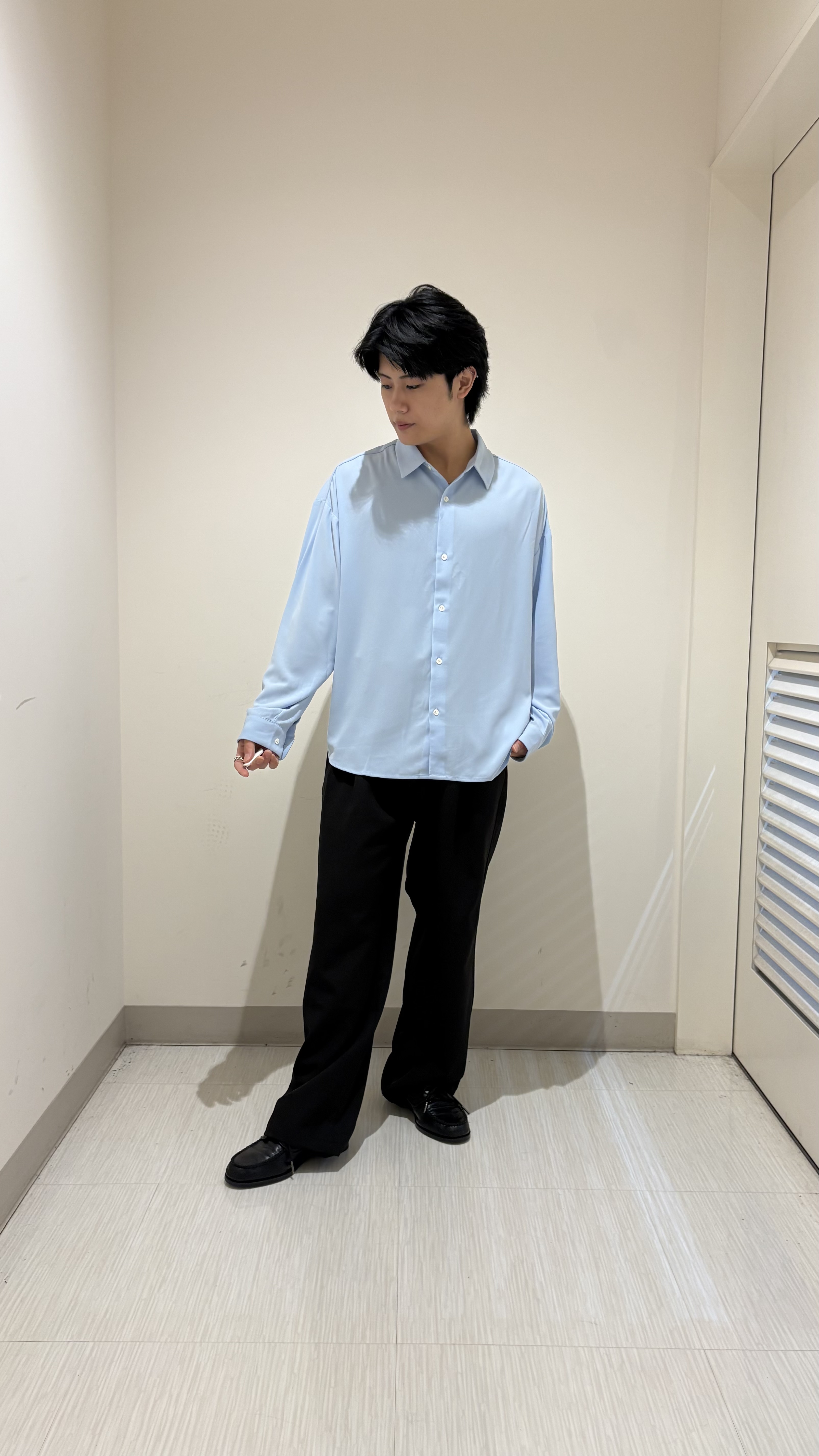 辻一樹さんの「tk.TAKEO KIKUCHI｜【選べる7色】トロミドレープカラーシャツ/トロミ/梨地/7色/レギュラーカラー/長袖」を使ったコーディネート