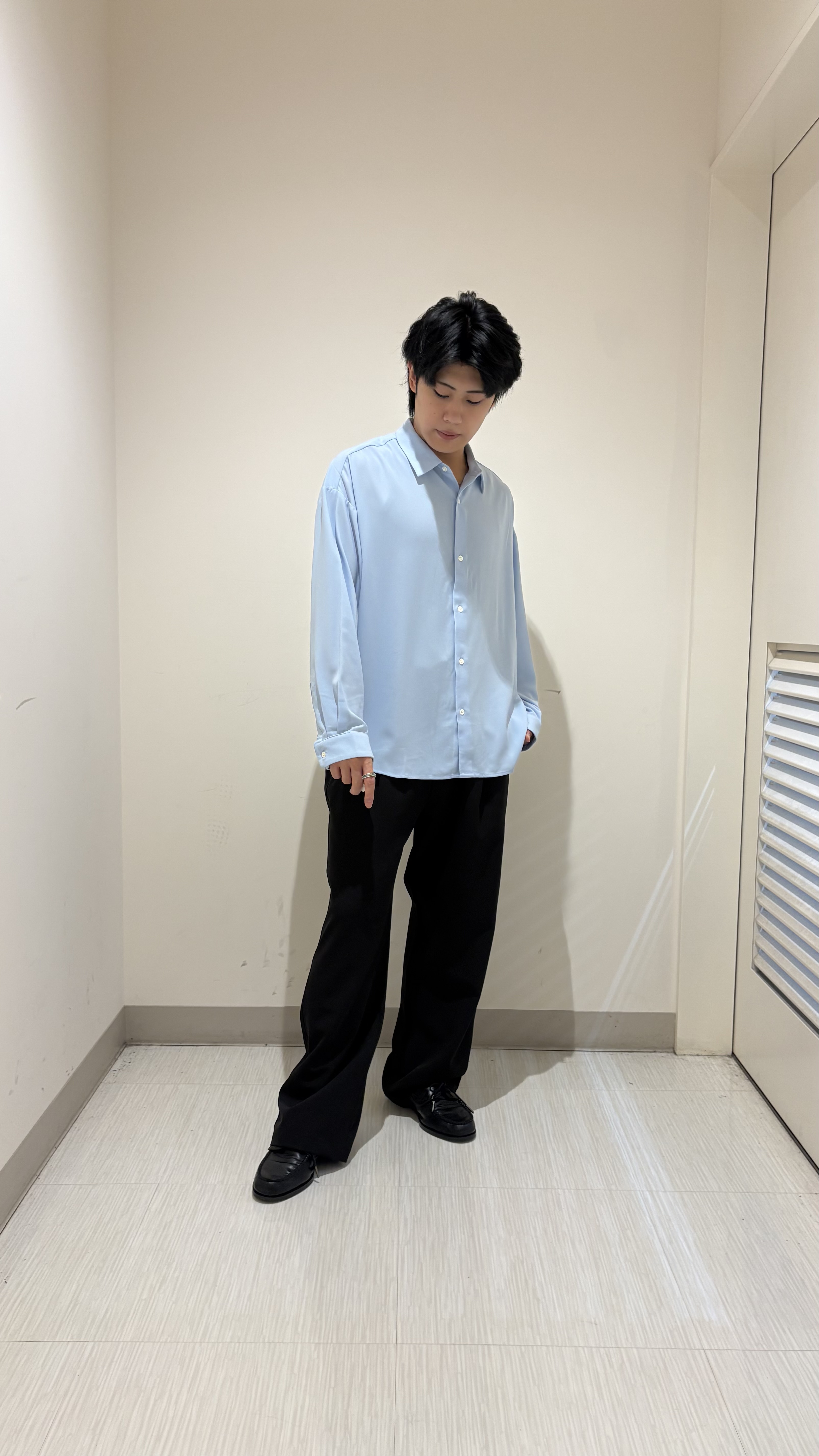 辻一樹さんの「tk.TAKEO KIKUCHI｜【選べる7色】トロミドレープカラーシャツ/トロミ/梨地/7色/レギュラーカラー/長袖」を使ったコーディネート