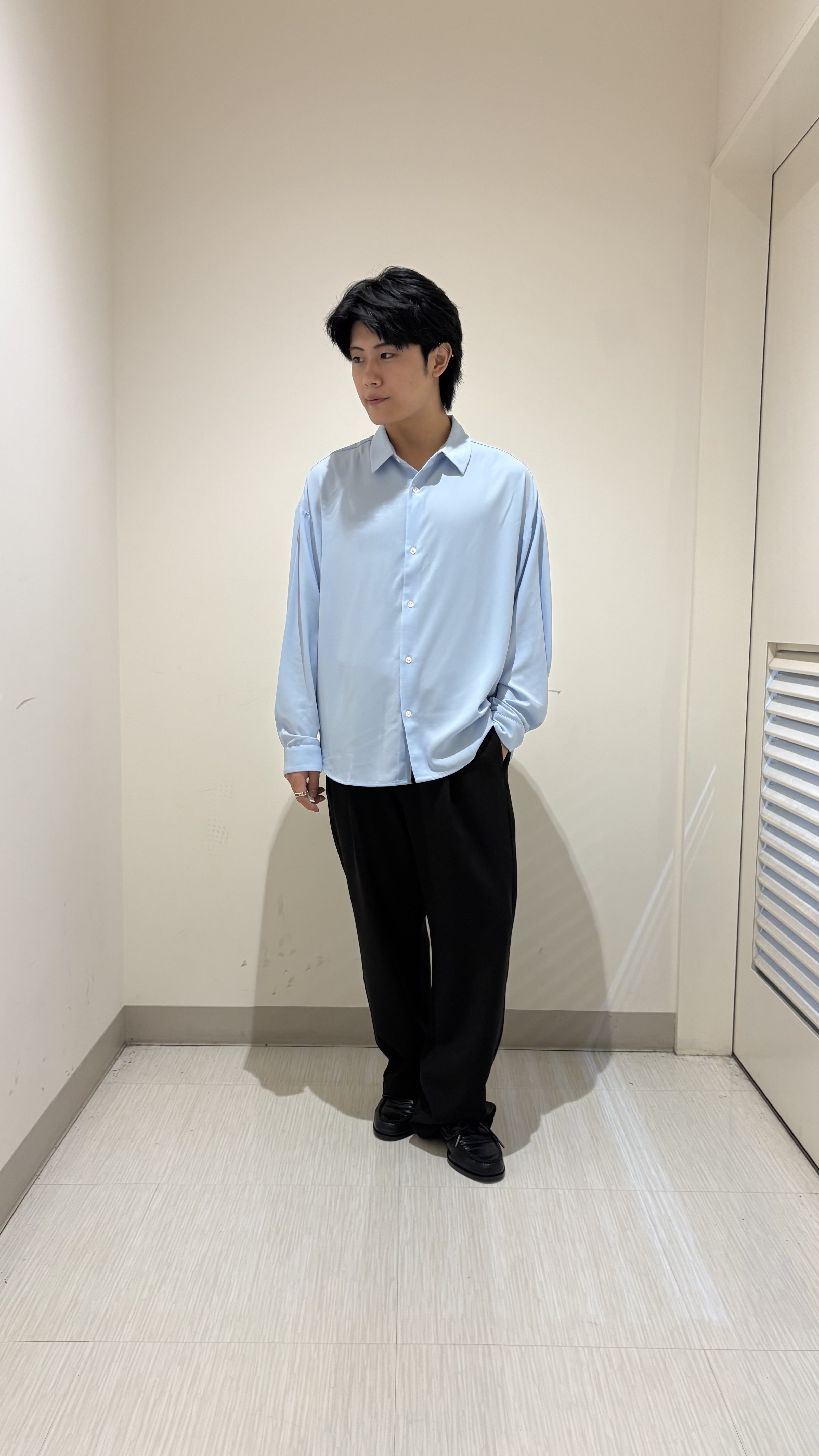 辻一樹さんの「tk.TAKEO KIKUCHI｜【選べる7色】トロミドレープカラーシャツ/トロミ/梨地/7色/レギュラーカラー/長袖」を使ったコーディネート