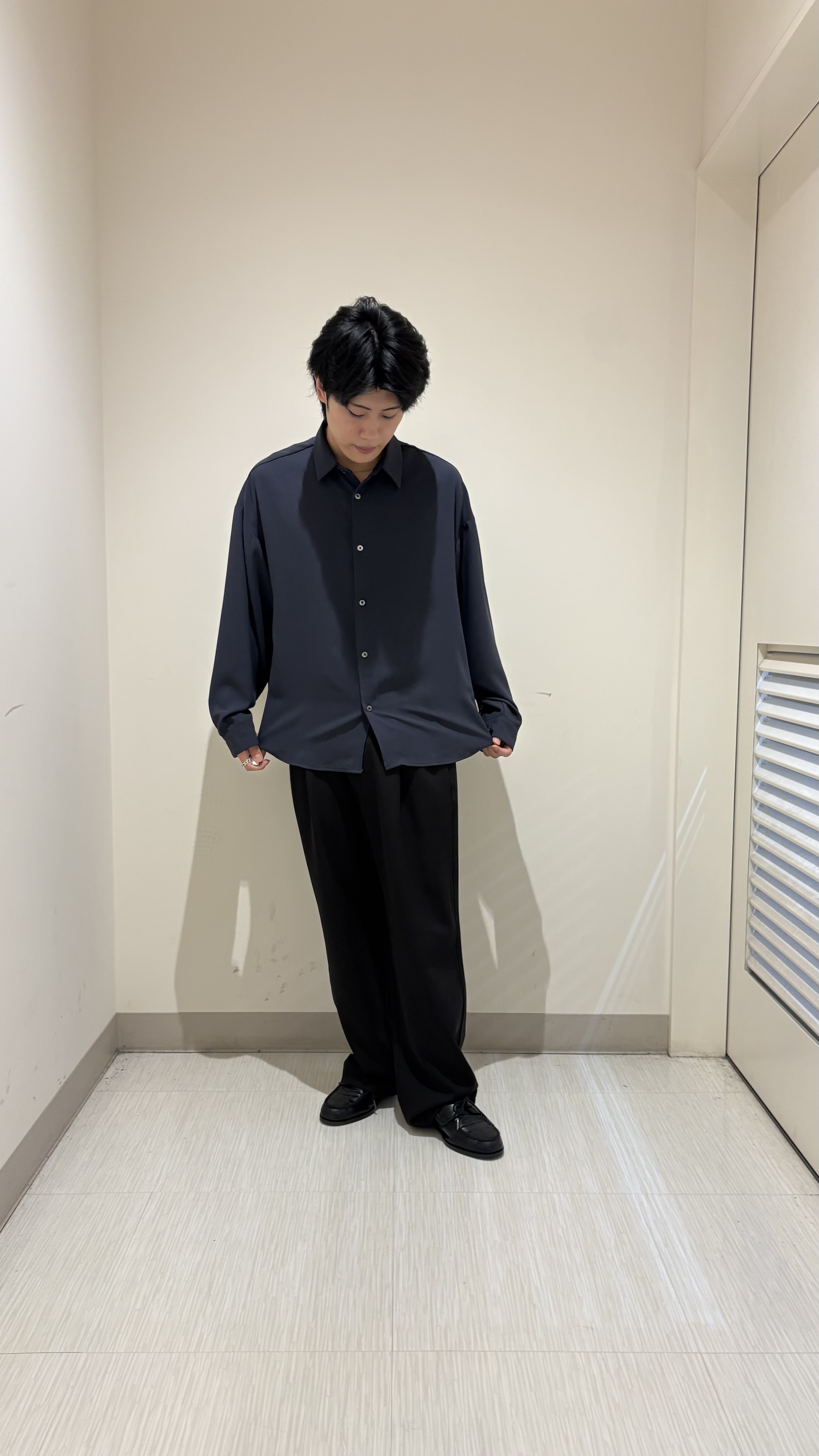 辻一樹さんの「tk.TAKEO KIKUCHI｜【選べる7色】トロミドレープカラーシャツ/トロミ/梨地/7色/レギュラーカラー/長袖」を使ったコーディネート