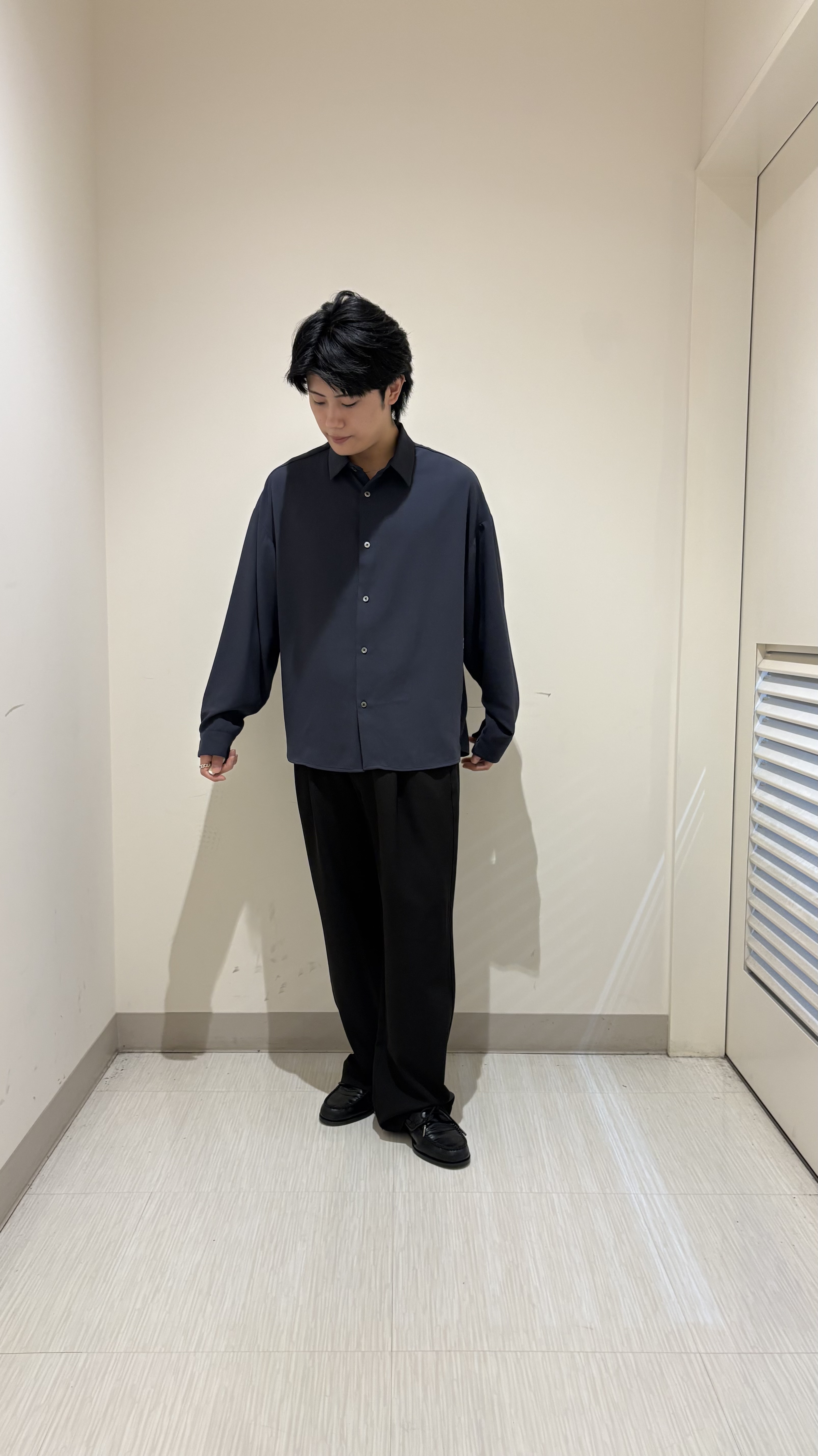 辻一樹さんの「tk.TAKEO KIKUCHI｜【選べる7色】トロミドレープカラーシャツ/トロミ/梨地/7色/レギュラーカラー/長袖」を使ったコーディネート
