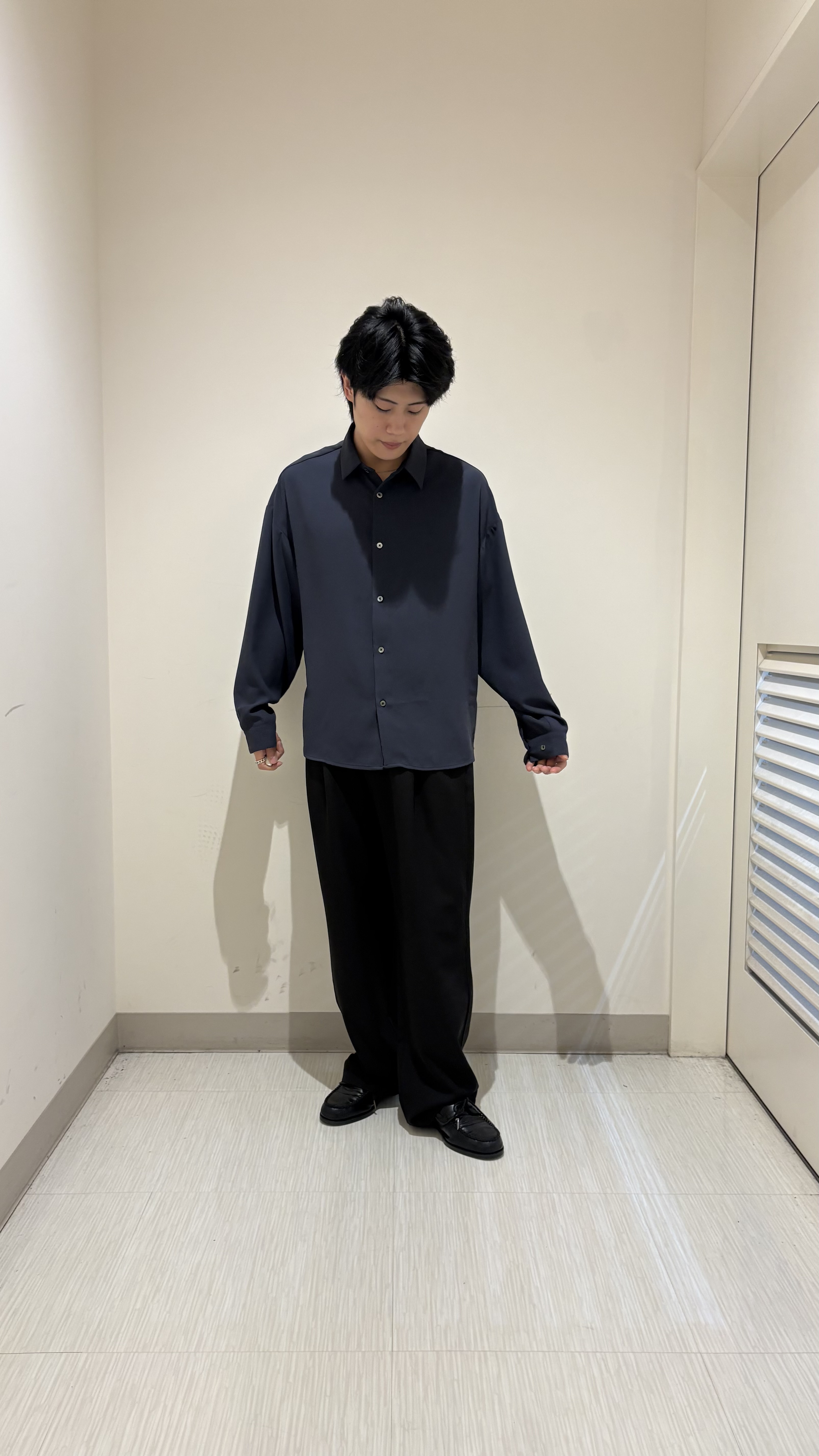 辻一樹さんの「tk.TAKEO KIKUCHI｜【選べる7色】トロミドレープカラーシャツ/トロミ/梨地/7色/レギュラーカラー/長袖」を使ったコーディネート