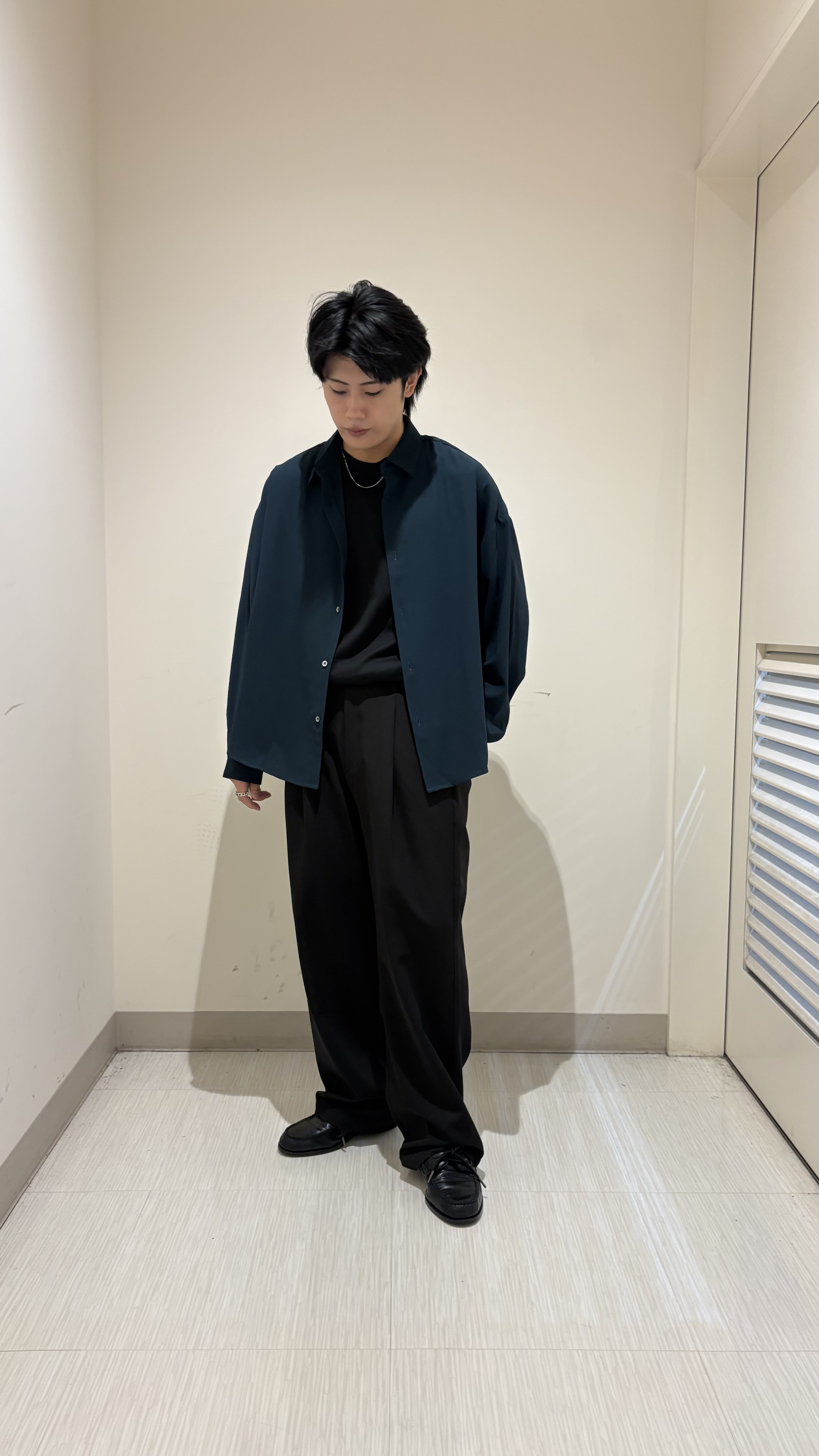 辻一樹さんの「tk.TAKEO KIKUCHI｜【選べる7色】トロミドレープカラーシャツ/トロミ/梨地/7色/レギュラーカラー/長袖」を使ったコーディネート