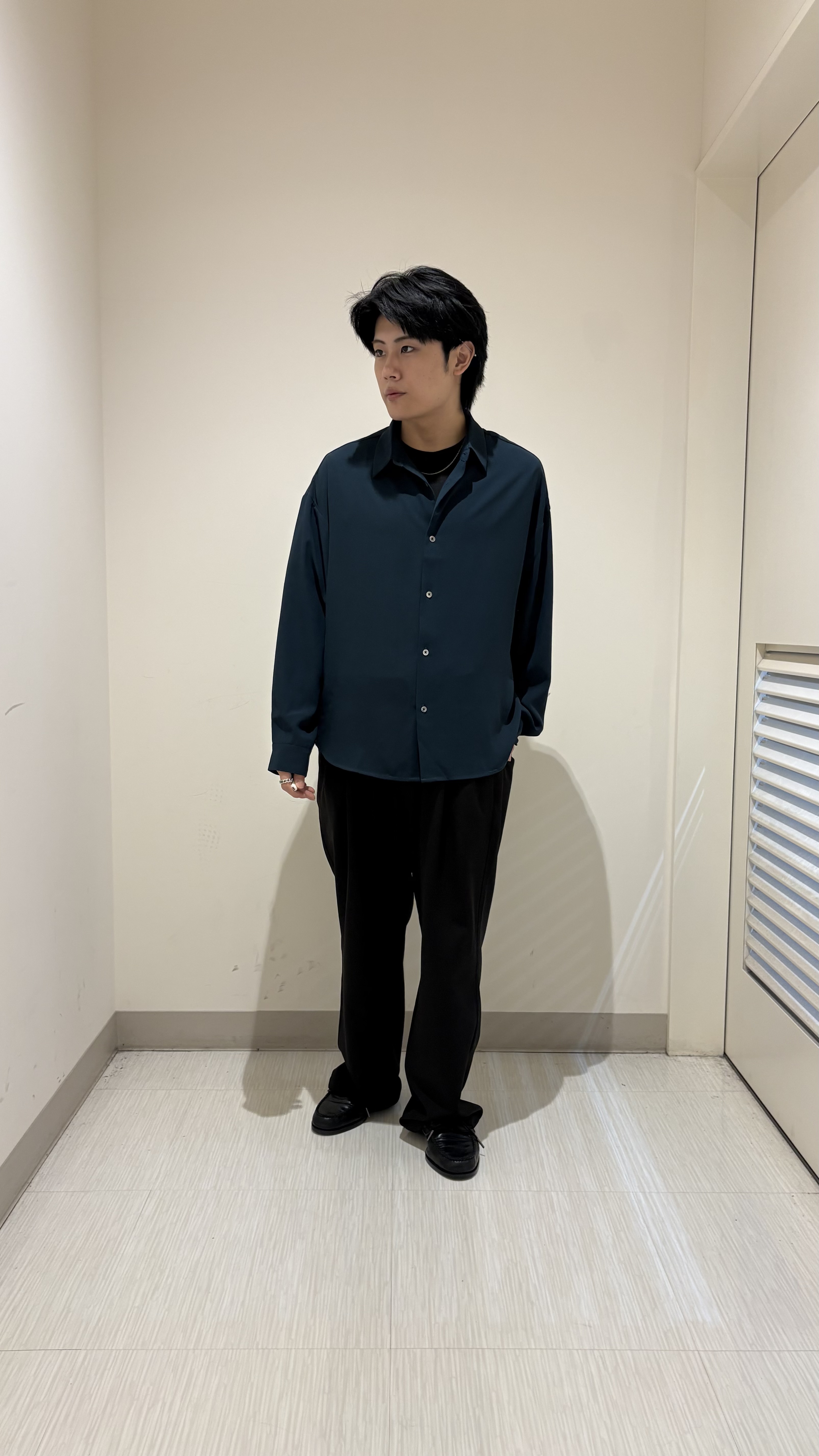 辻一樹さんの「tk.TAKEO KIKUCHI｜【選べる7色】トロミドレープカラーシャツ/トロミ/梨地/7色/レギュラーカラー/長袖」を使ったコーディネート