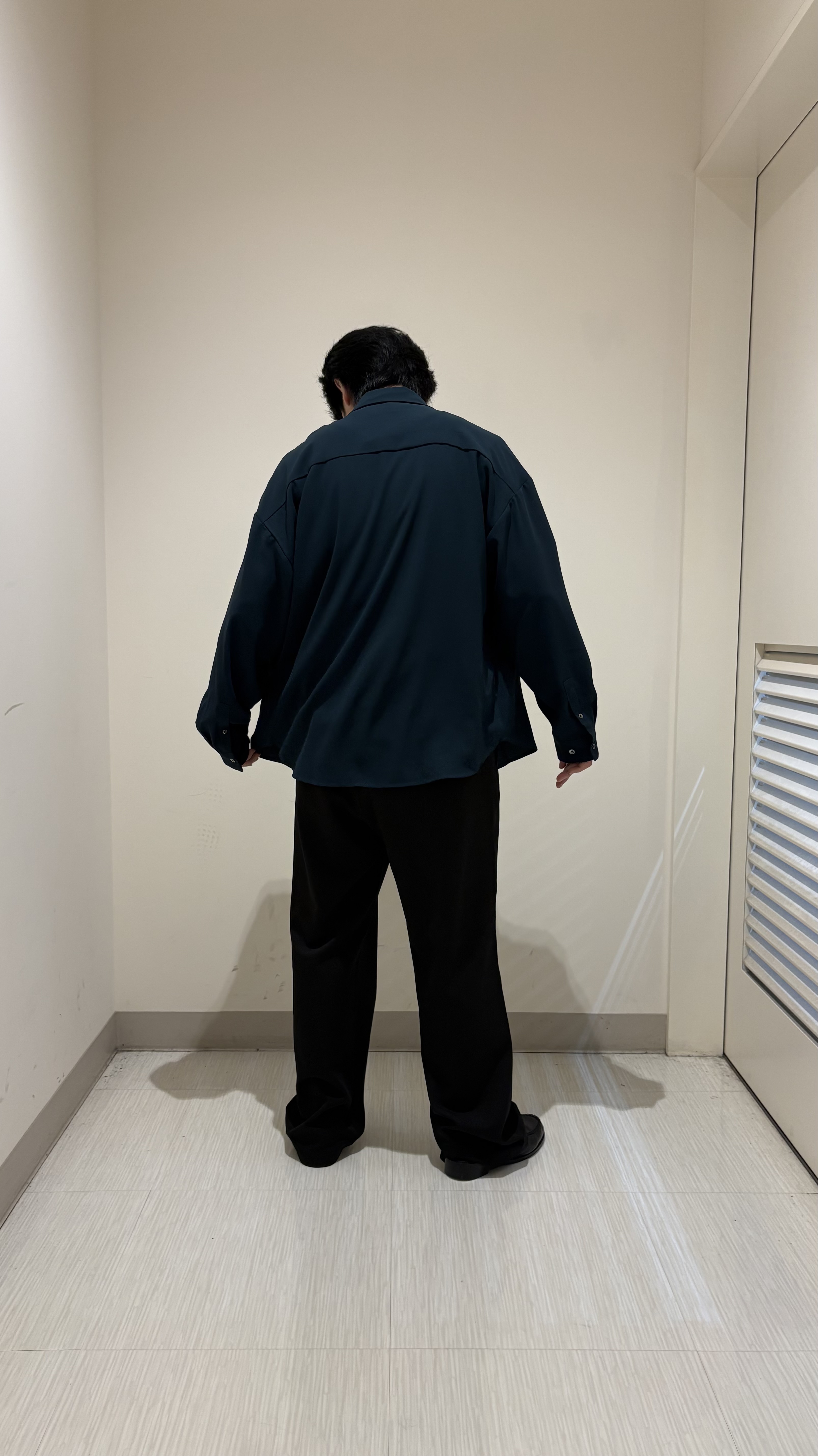 辻一樹さんの「tk.TAKEO KIKUCHI｜【選べる7色】トロミドレープカラーシャツ/トロミ/梨地/7色/レギュラーカラー/長袖」を使ったコーディネート