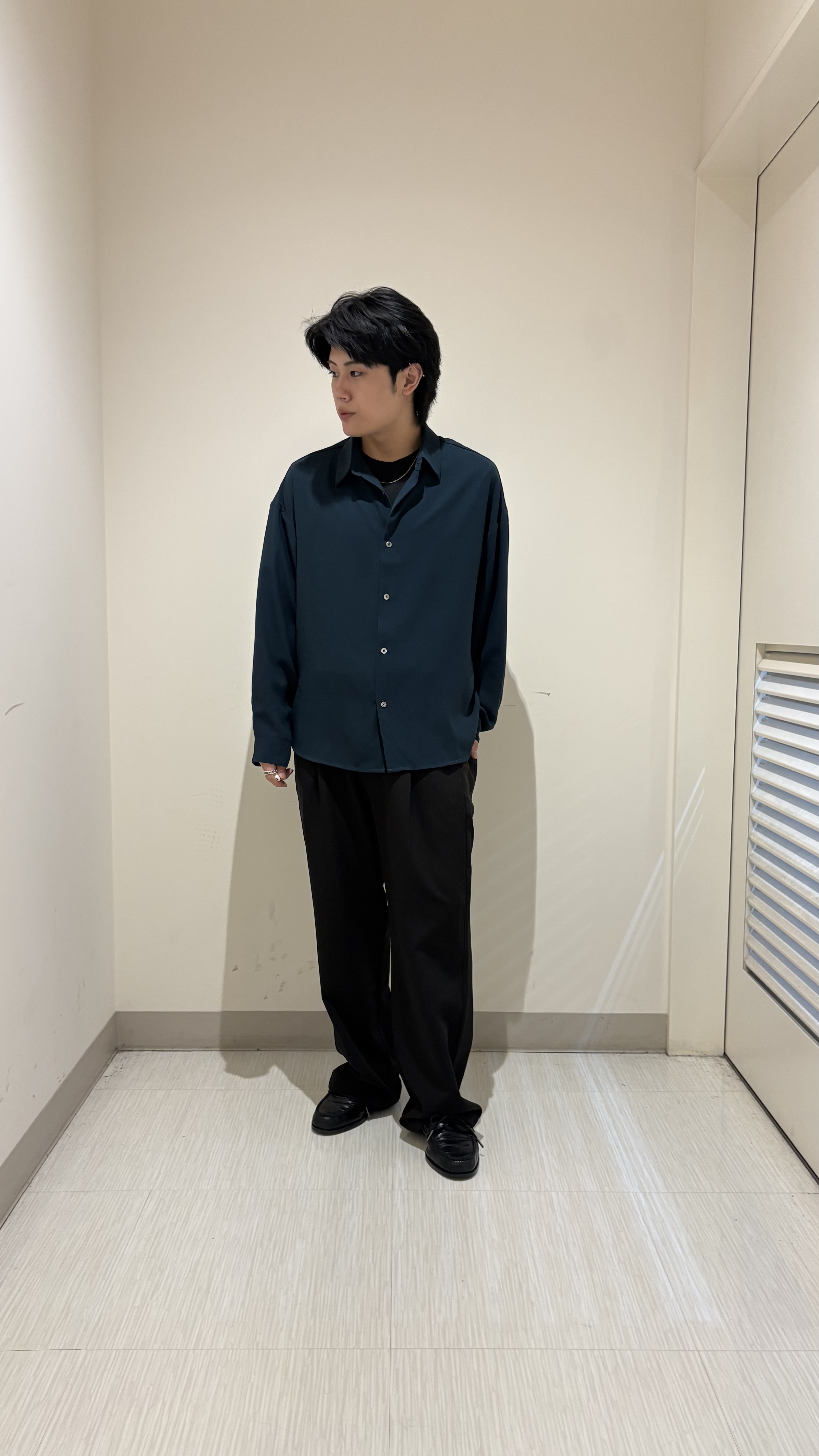 辻一樹さんの「tk.TAKEO KIKUCHI｜【選べる7色】トロミドレープカラーシャツ/トロミ/梨地/7色/レギュラーカラー/長袖」を使ったコーディネート