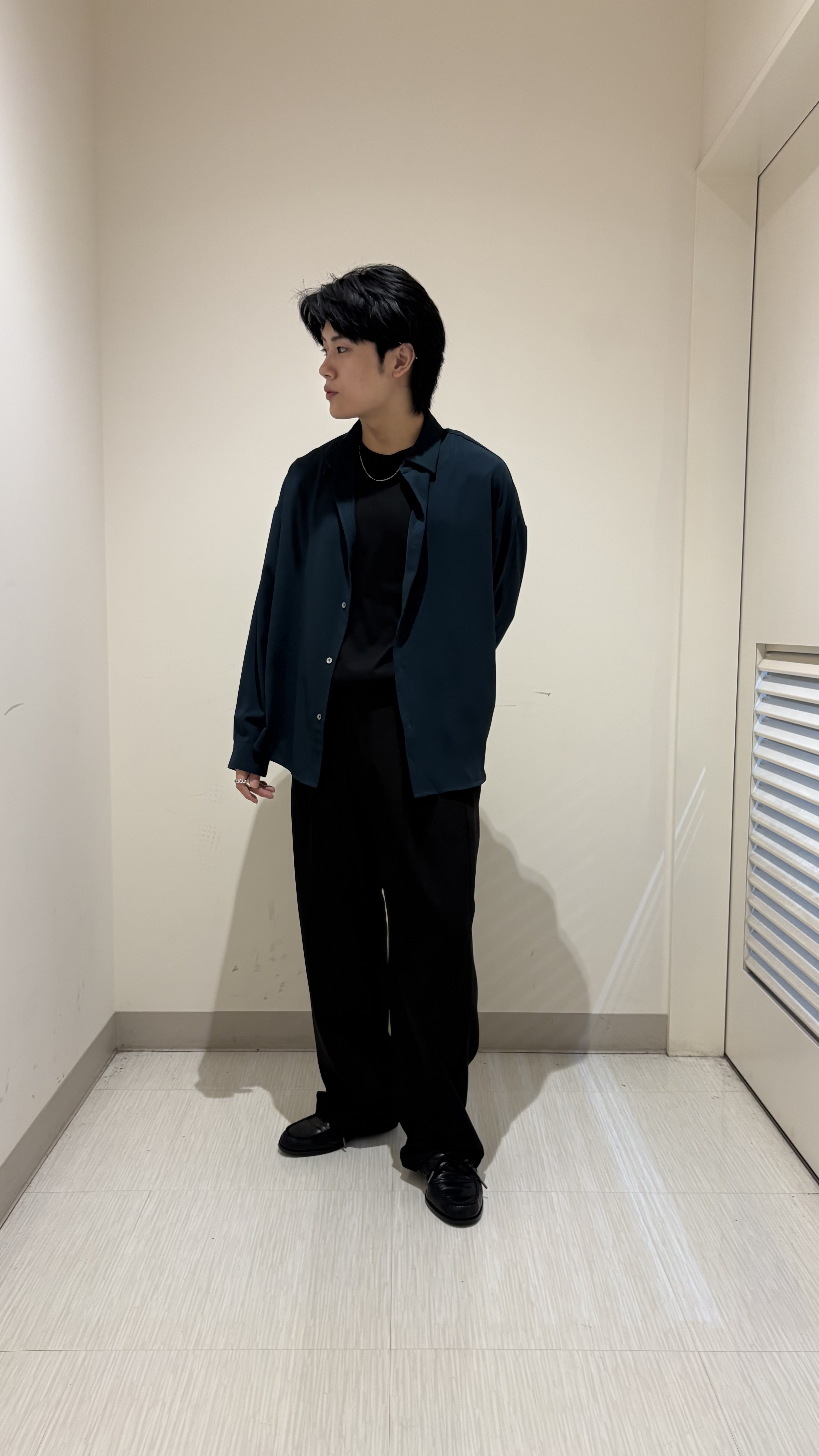 辻一樹さんの「tk.TAKEO KIKUCHI｜【選べる7色】トロミドレープカラーシャツ/トロミ/梨地/7色/レギュラーカラー/長袖」を使ったコーディネート