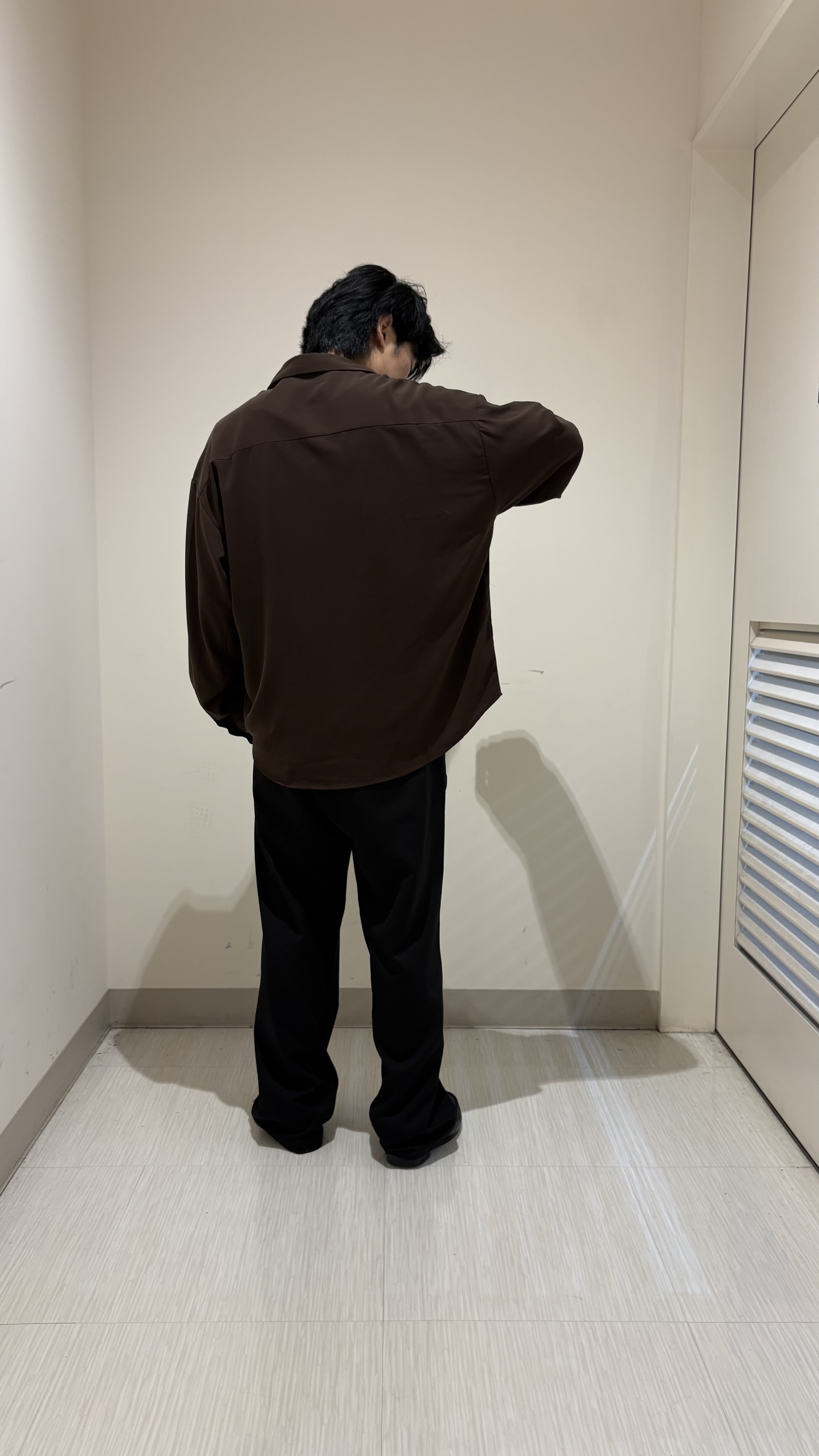 辻一樹さんの「tk.TAKEO KIKUCHI｜【選べる7色】トロミドレープカラーシャツ/トロミ/梨地/7色/レギュラーカラー/長袖」を使ったコーディネート