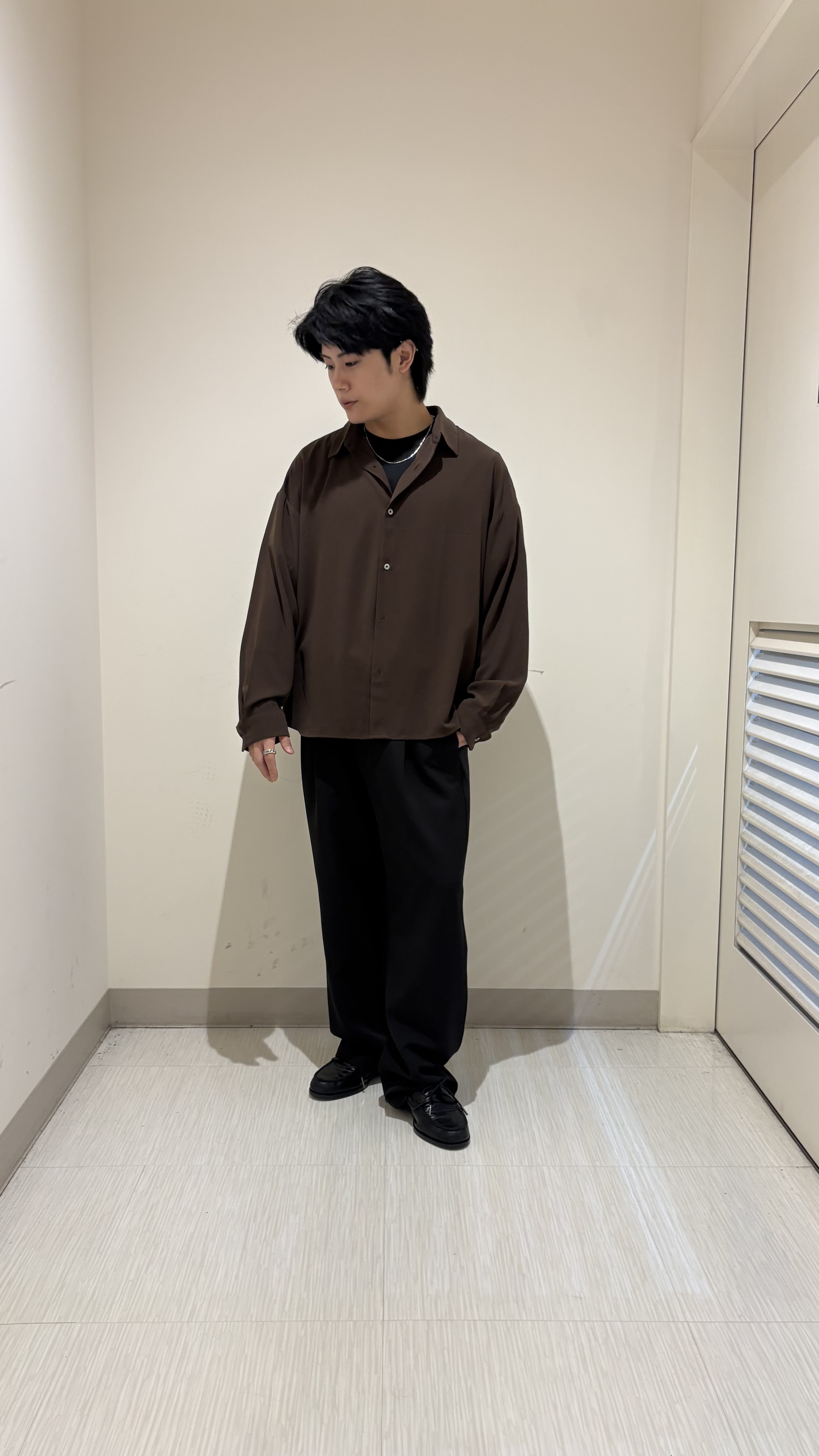 辻一樹さんの「tk.TAKEO KIKUCHI｜【選べる7色】トロミドレープカラーシャツ/トロミ/梨地/7色/レギュラーカラー/長袖」を使ったコーディネート