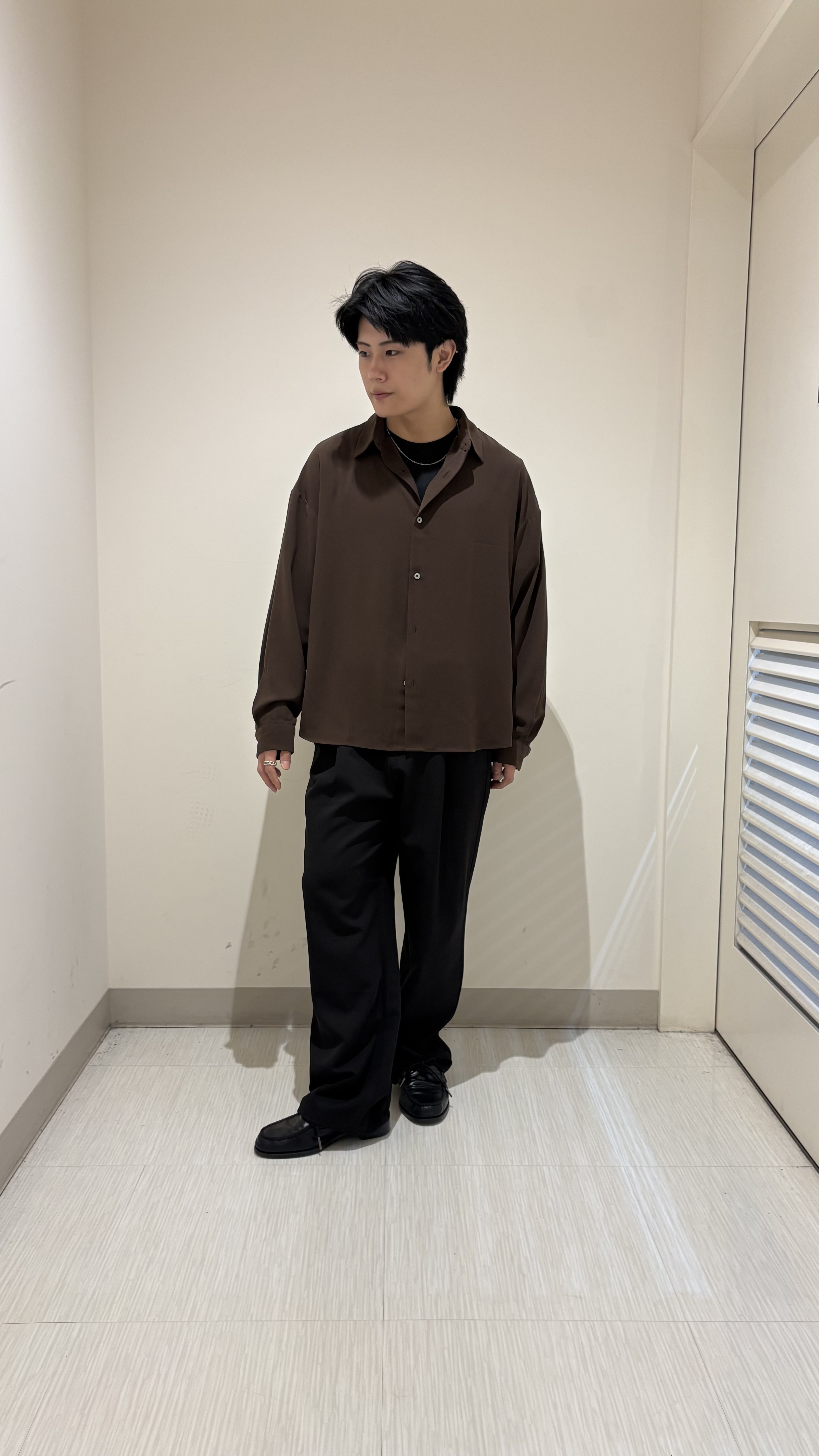 辻一樹さんの「tk.TAKEO KIKUCHI｜【選べる7色】トロミドレープカラーシャツ/トロミ/梨地/7色/レギュラーカラー/長袖」を使ったコーディネート