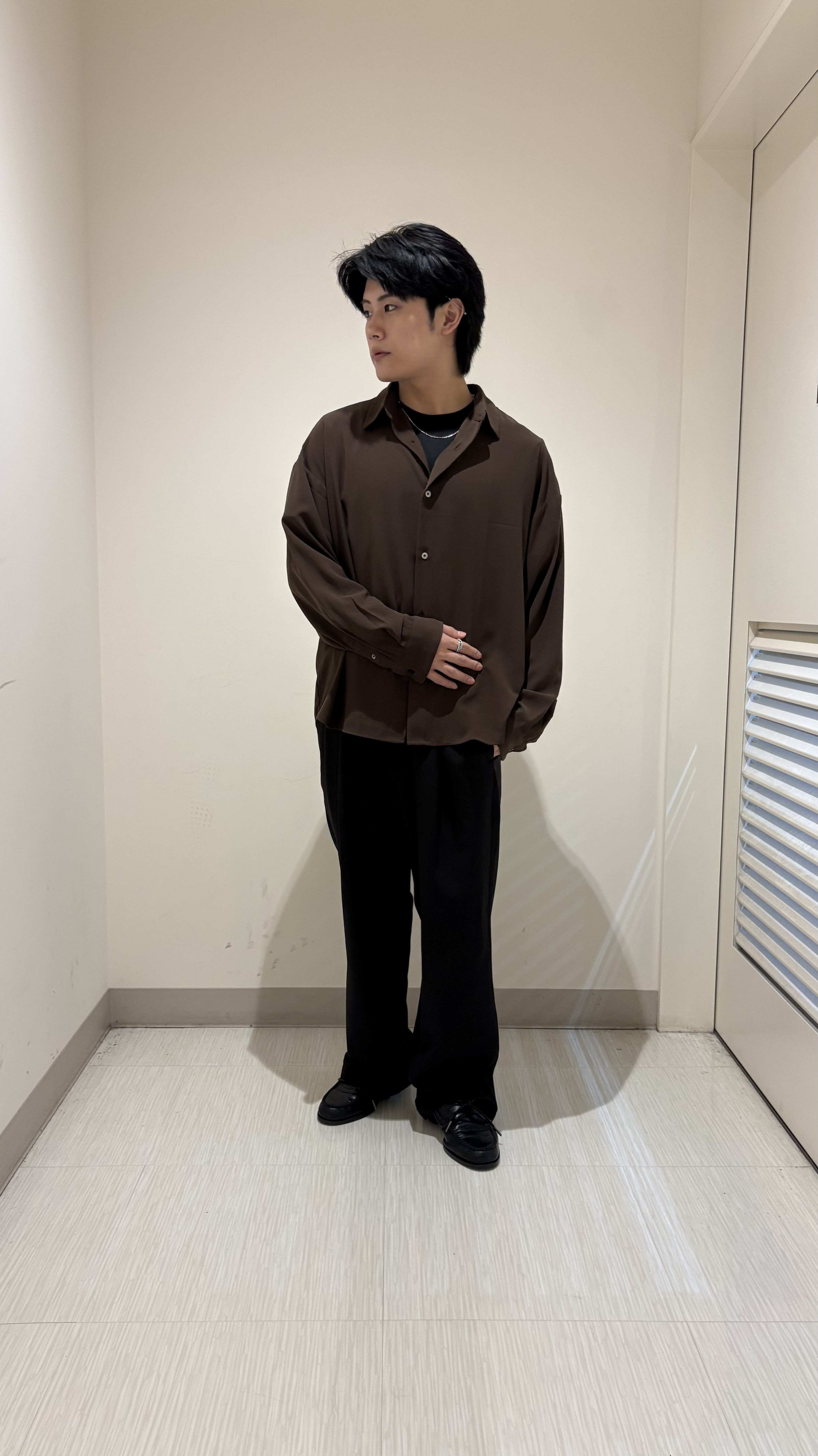 辻一樹さんの「tk.TAKEO KIKUCHI｜【選べる7色】トロミドレープカラーシャツ/トロミ/梨地/7色/レギュラーカラー/長袖」を使ったコーディネート
