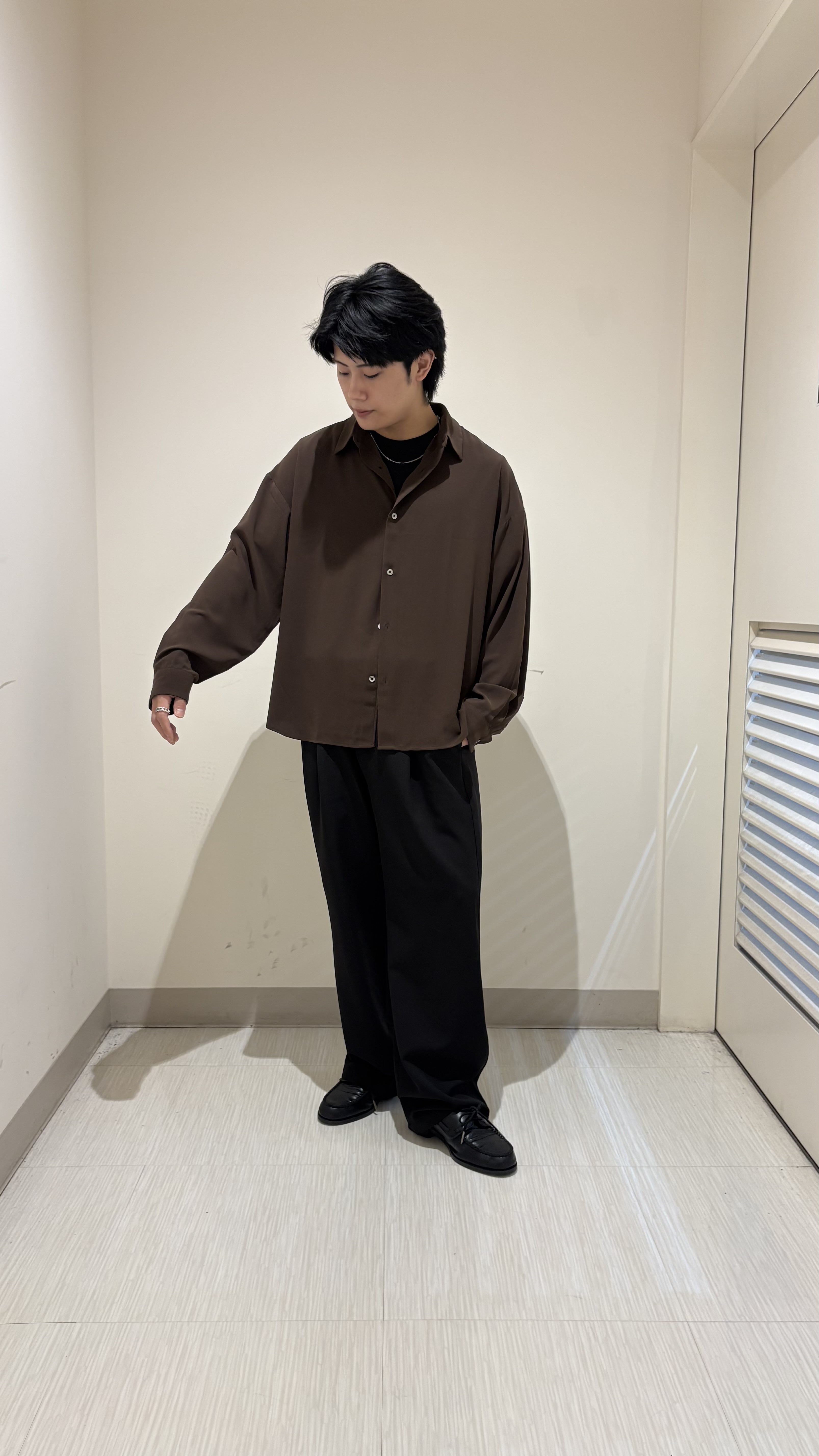 辻一樹さんの「tk.TAKEO KIKUCHI｜【選べる7色】トロミドレープカラーシャツ/トロミ/梨地/7色/レギュラーカラー/長袖」を使ったコーディネート
