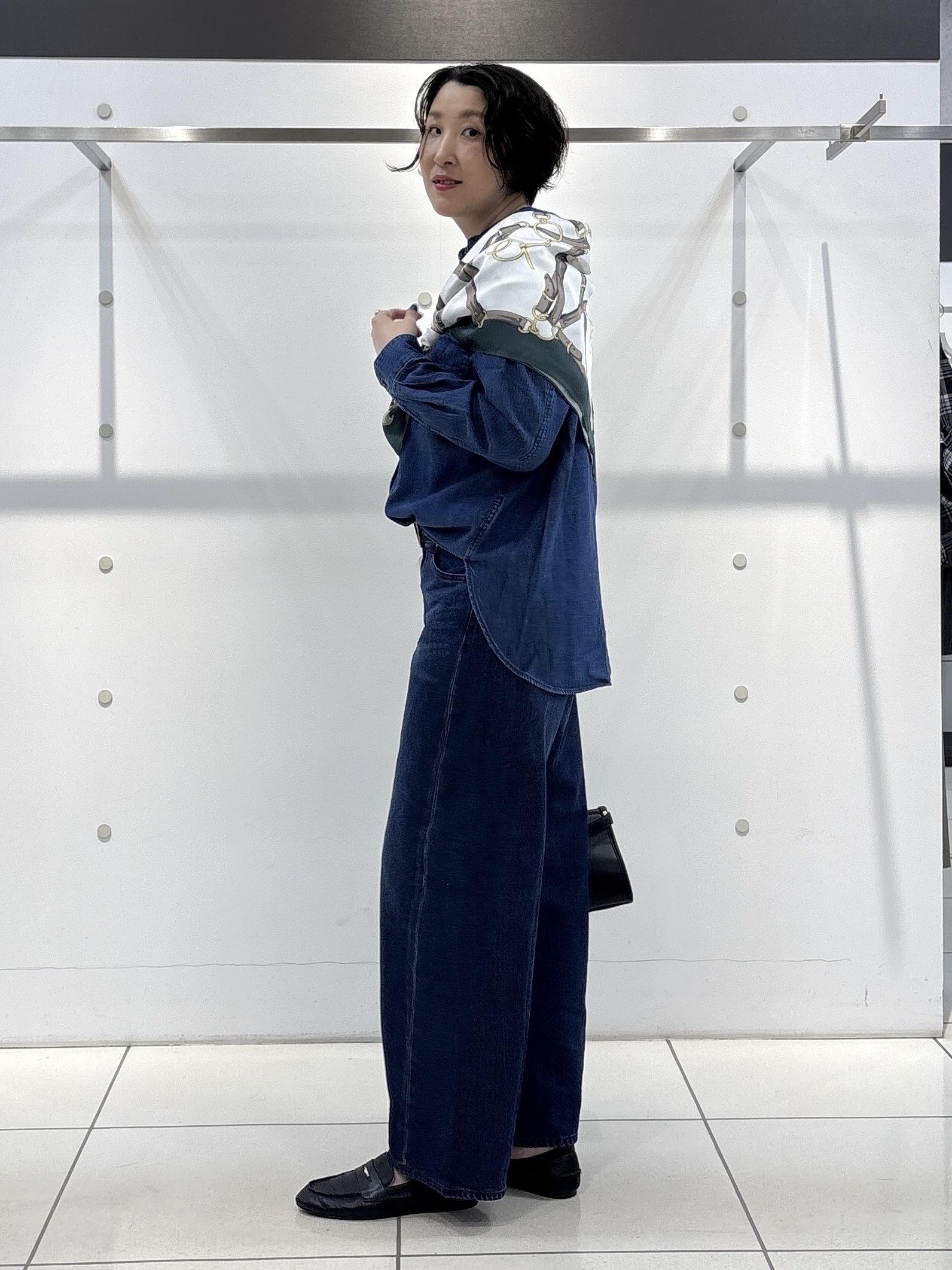 yuriさんの「INDIVI｜【洗える／体型カバー】ライトデニム ワークシャツ」を使ったコーディネート