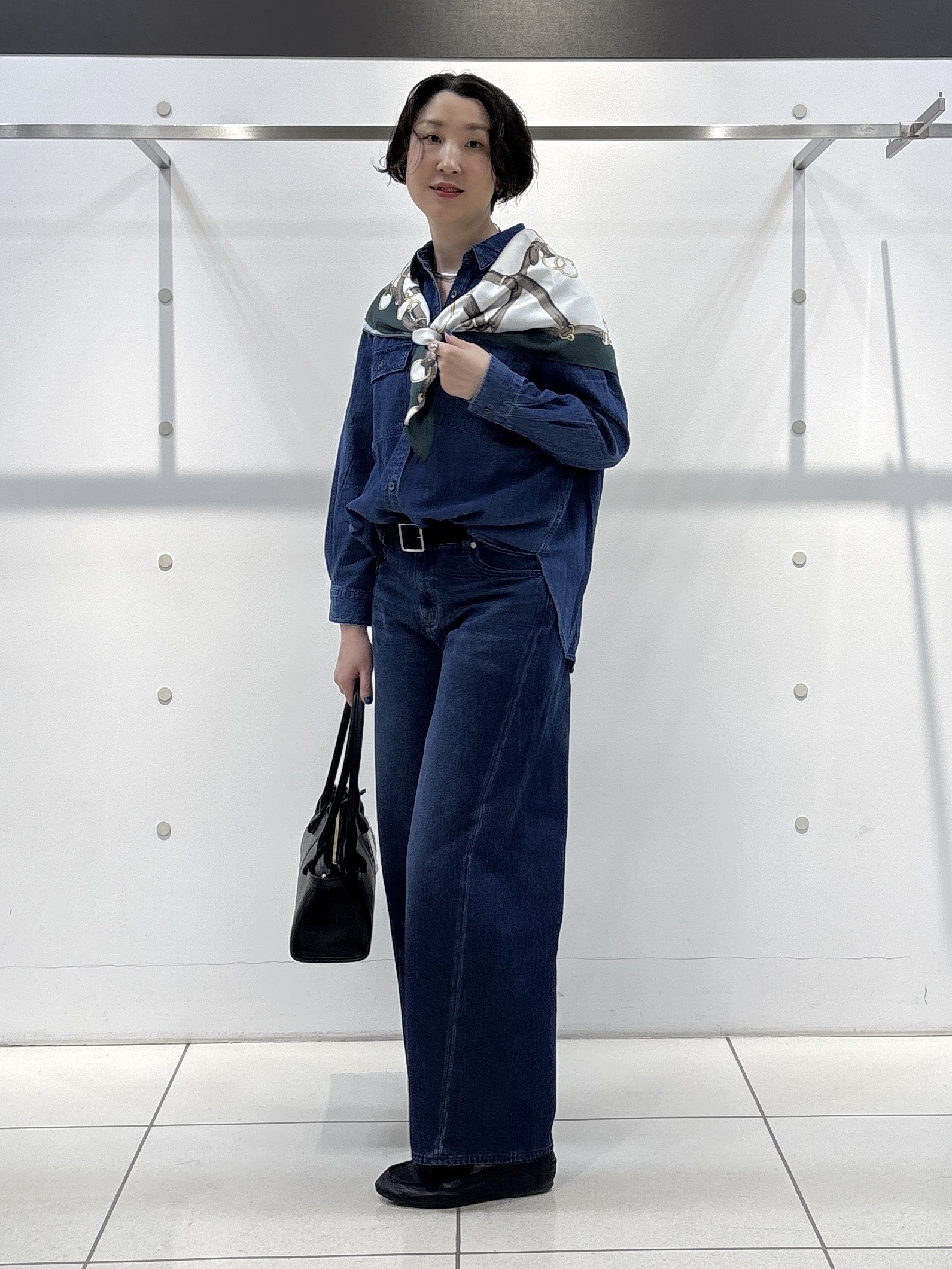 yuriさんの「INDIVI｜【洗える／体型カバー】ライトデニム ワークシャツ」を使ったコーディネート