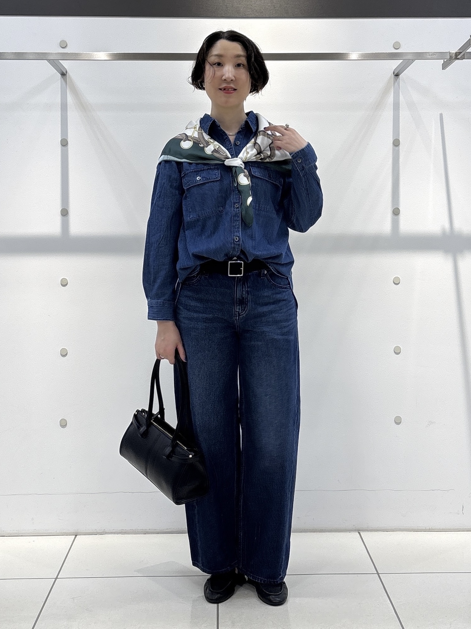yuriさんの「INDIVI｜【洗える／体型カバー】ライトデニム ワークシャツ」を使ったコーディネート