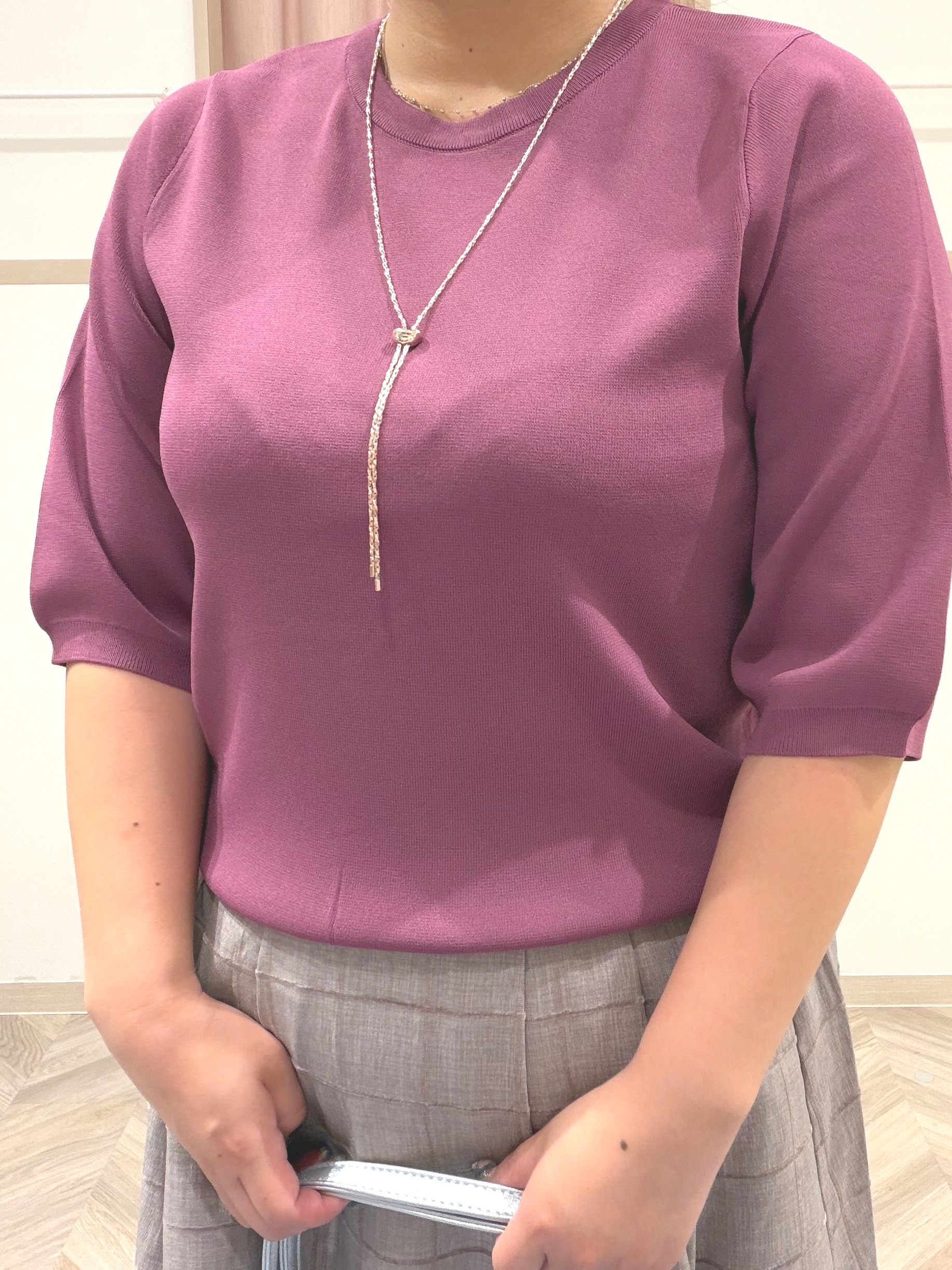 まちゃんなちゃんさんの「SHOO･LA･RUE｜【ガンガン洗える/ひんやり/UV/毛玉になりにくい】上半身すっきり 二の腕見せない5分袖ニット」を使ったコーディネート