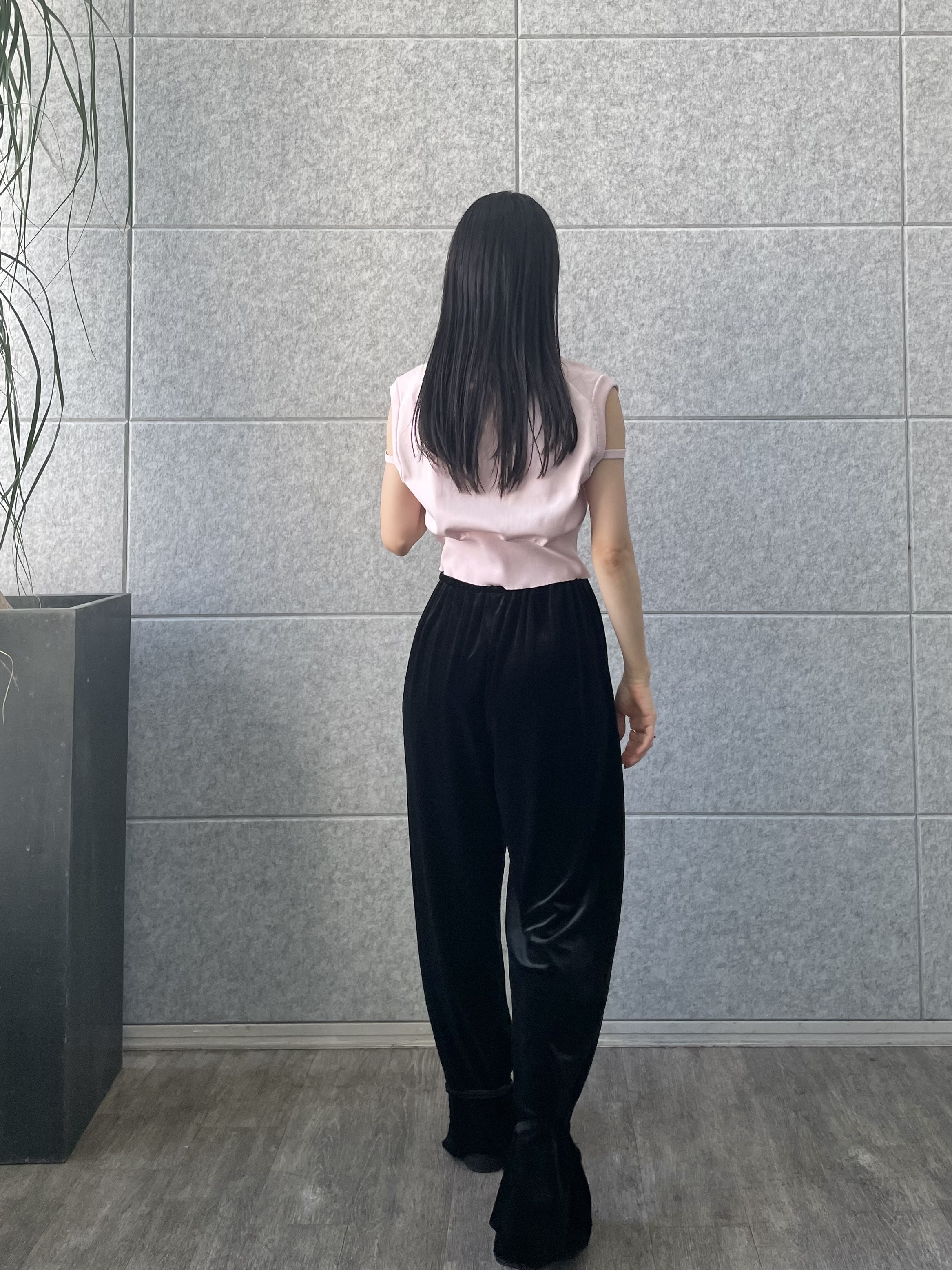 丸山加奈子さんの「CODE A｜design short vest」を使ったコーディネート