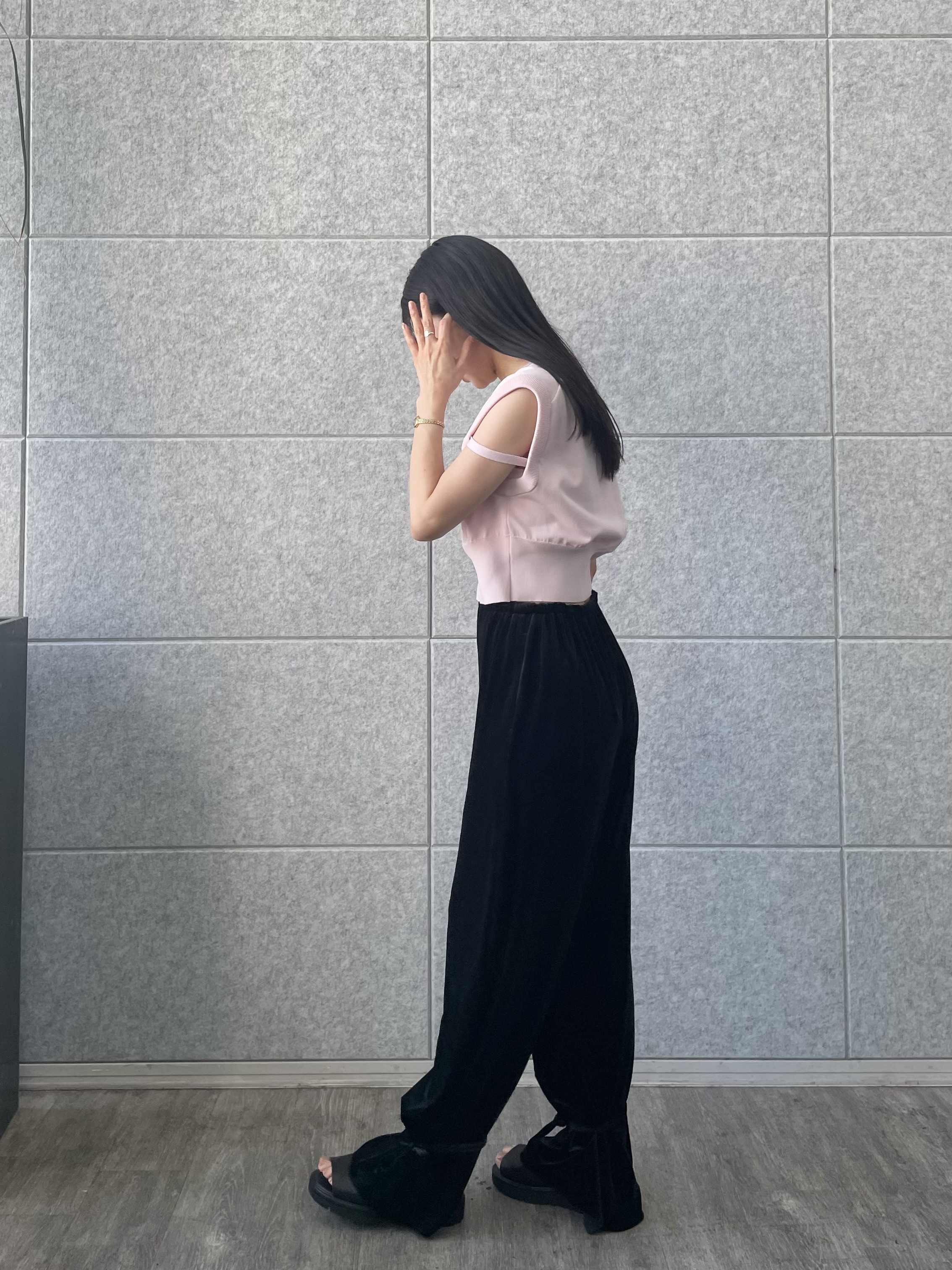 丸山加奈子さんの「CODE A｜design short vest」を使ったコーディネート