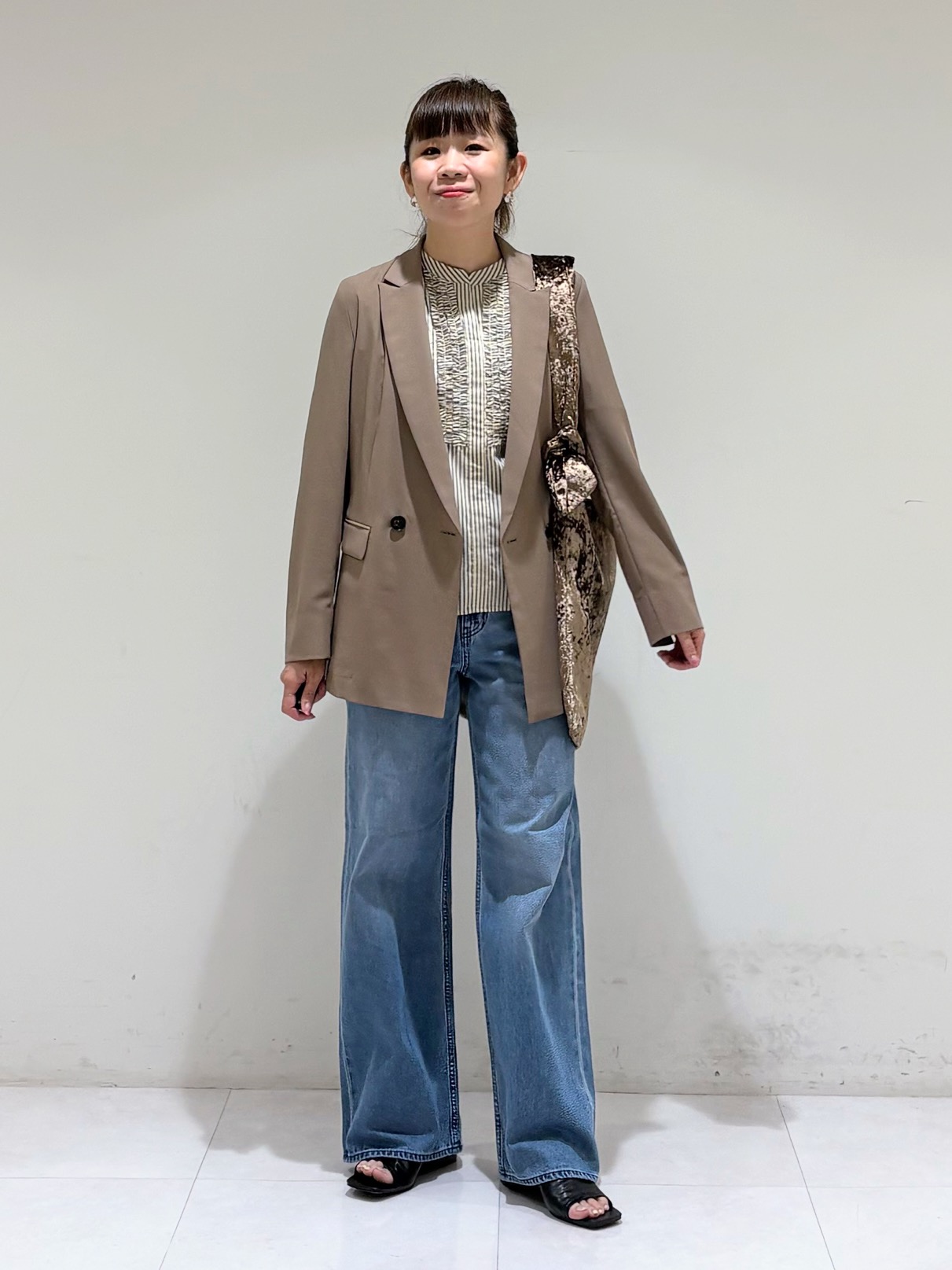 tsuyuさんの「INDIVI｜【A4サイズ対応／長さ調整可能】クラッシュベロア ショルダーバッグ」を使ったコーディネート