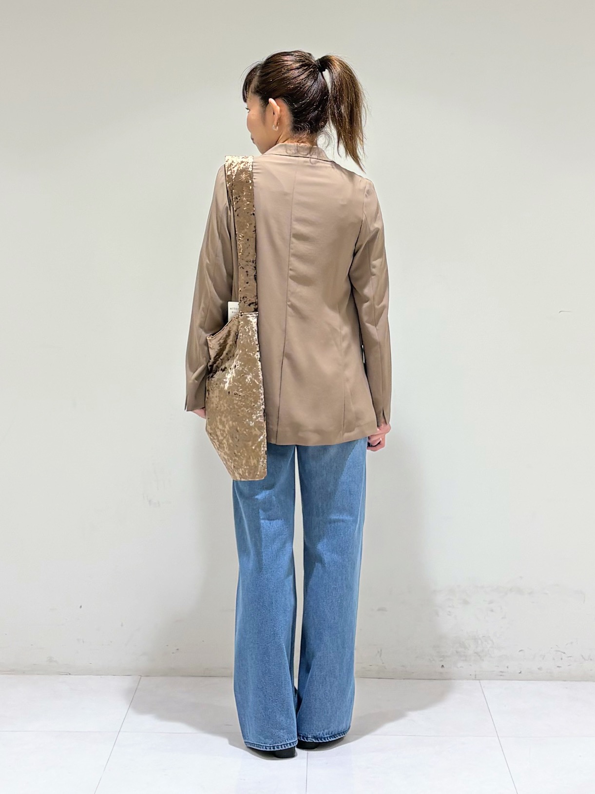 tsuyuさんの「INDIVI｜【A4サイズ対応／長さ調整可能】クラッシュベロア ショルダーバッグ」を使ったコーディネート