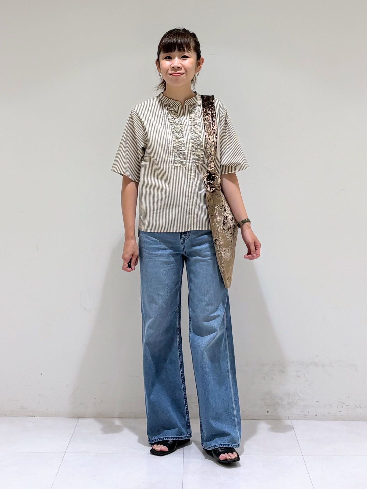 tsuyuさんの「INDIVI｜【A4サイズ対応／長さ調整可能】クラッシュベロア ショルダーバッグ」を使ったコーディネート