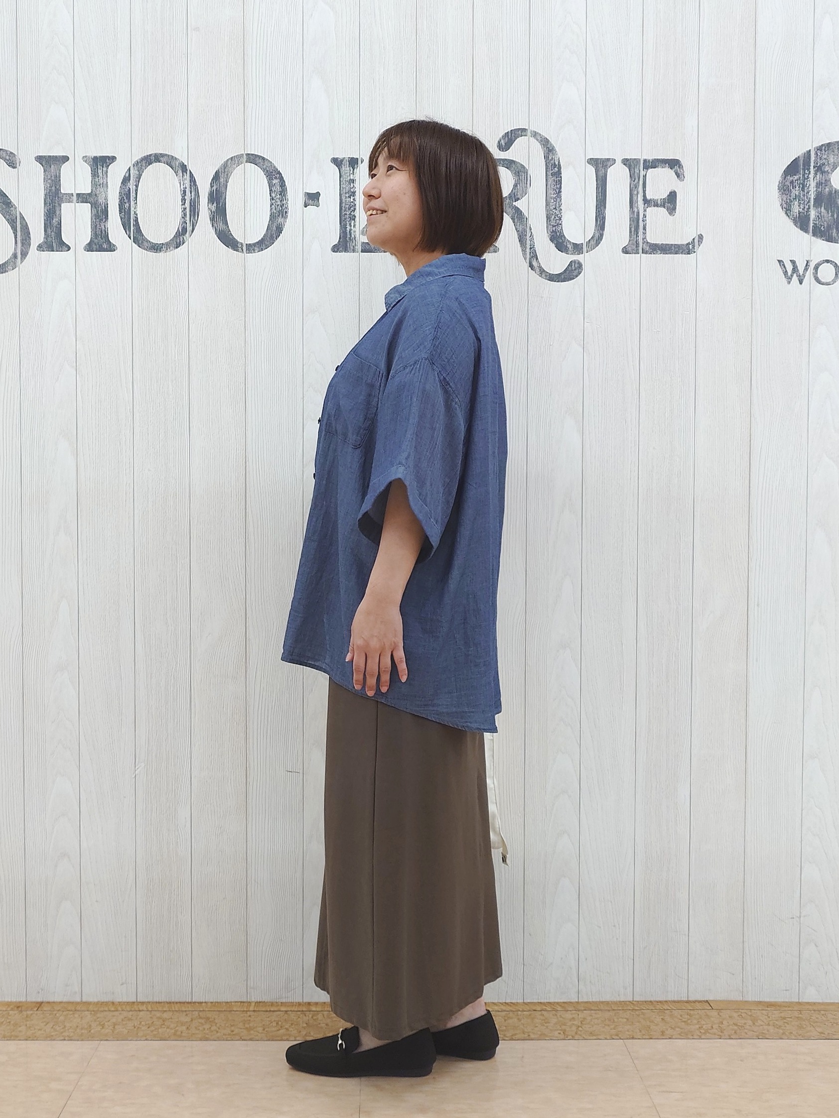 とろろさんの「SHOO･LA･RUE｜【S-LL/洗濯機可/綿100%】やわらかシアーデニム 5分袖ポケットシャツ」を使ったコーディネート