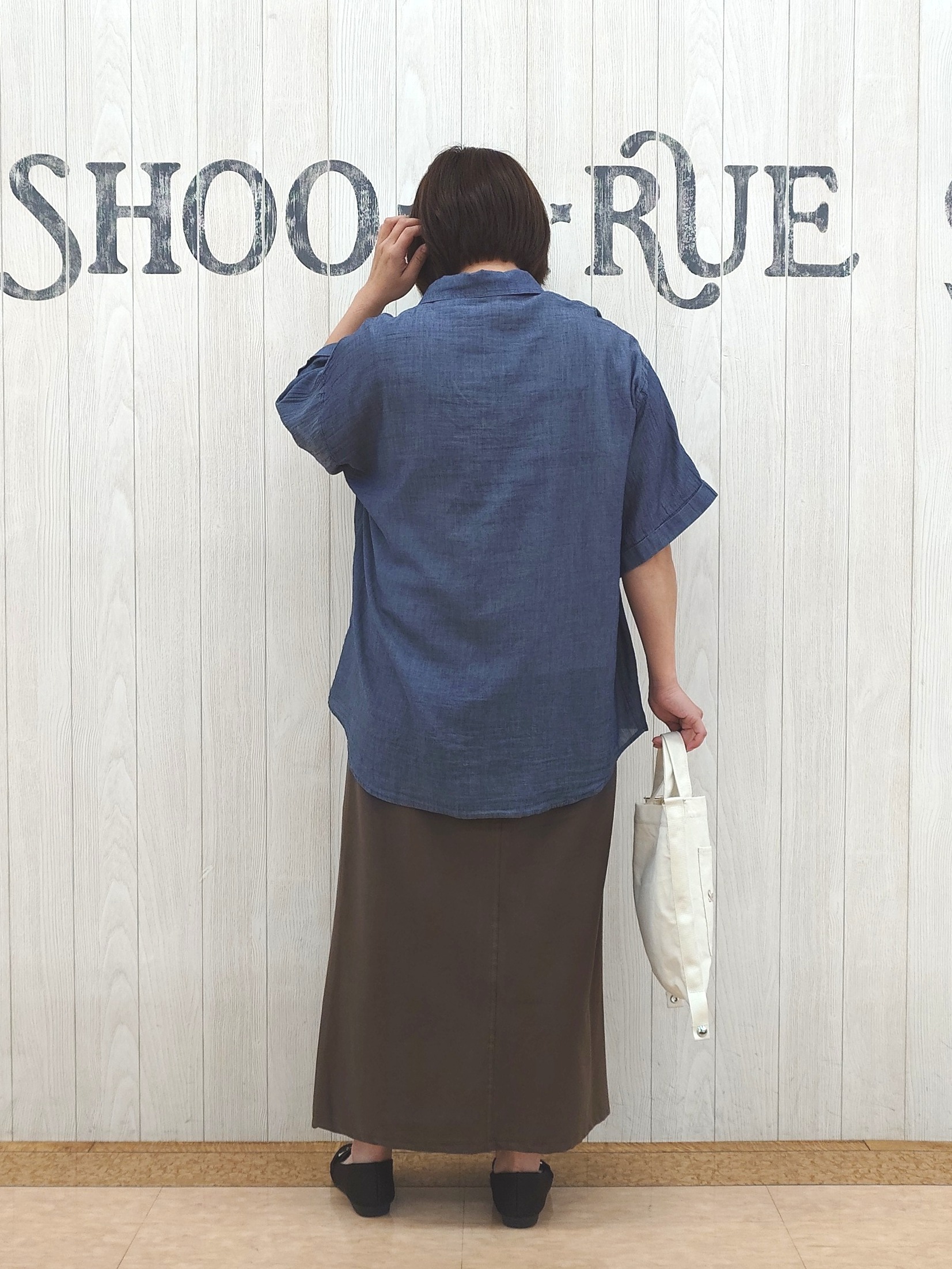 とろろさんの「SHOO･LA･RUE｜【S-LL/洗濯機可/綿100%】やわらかシアーデニム 5分袖ポケットシャツ」を使ったコーディネート