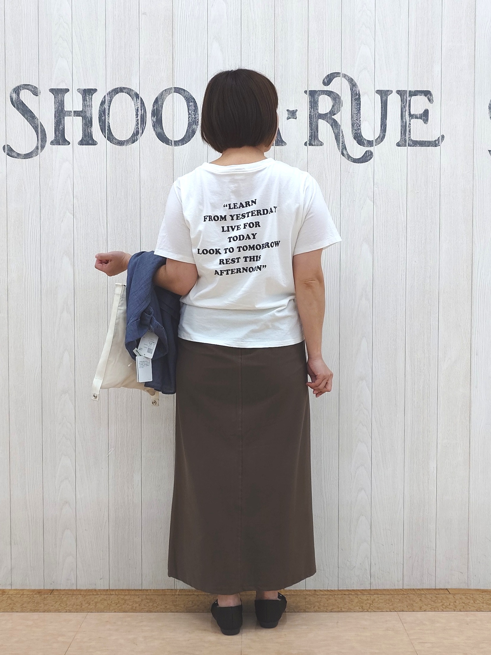 とろろさんの「SHOO･LA･RUE｜【S-LL/洗濯機可/綿100%】やわらかシアーデニム 5分袖ポケットシャツ」を使ったコーディネート
