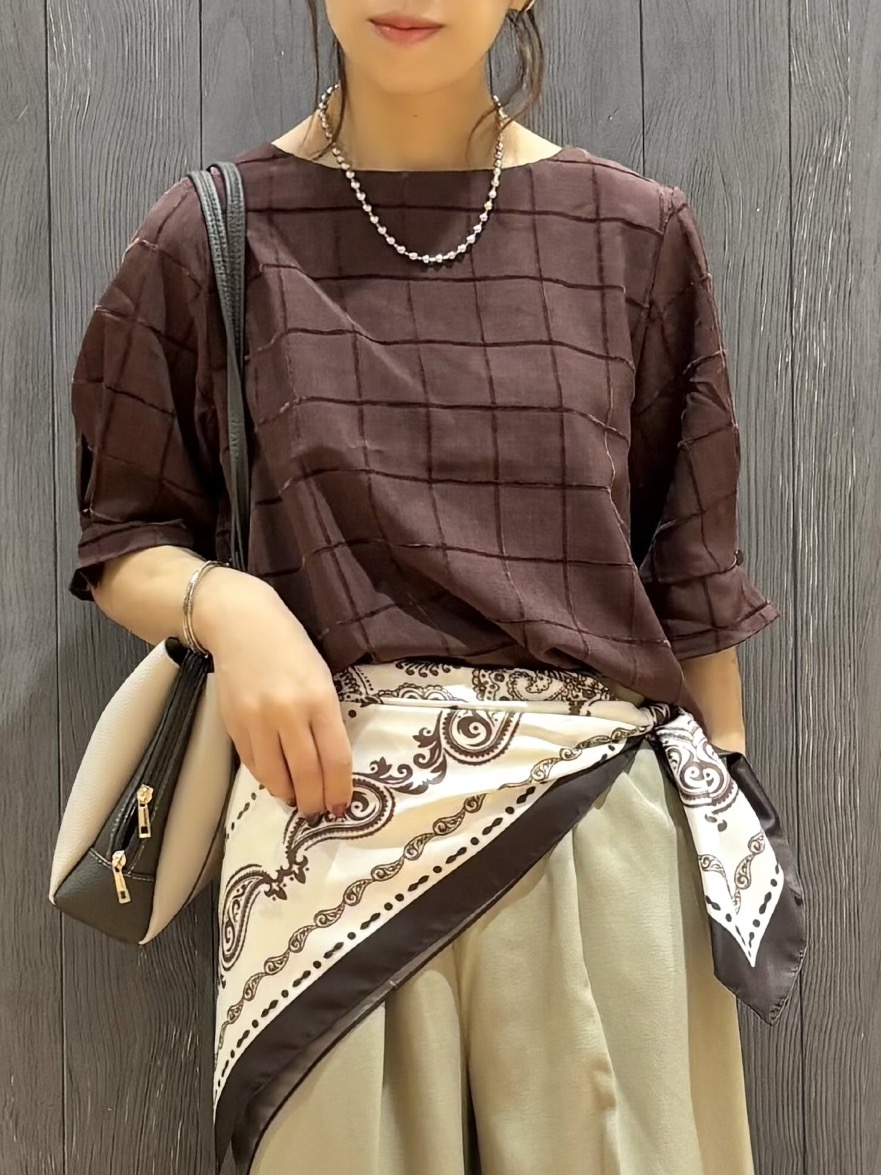 meiさんの「SHOO･LA･RUE｜【セットアップ可/S-LL】モールチェックで上品に タックスリーブ ブラウス」を使ったコーディネート