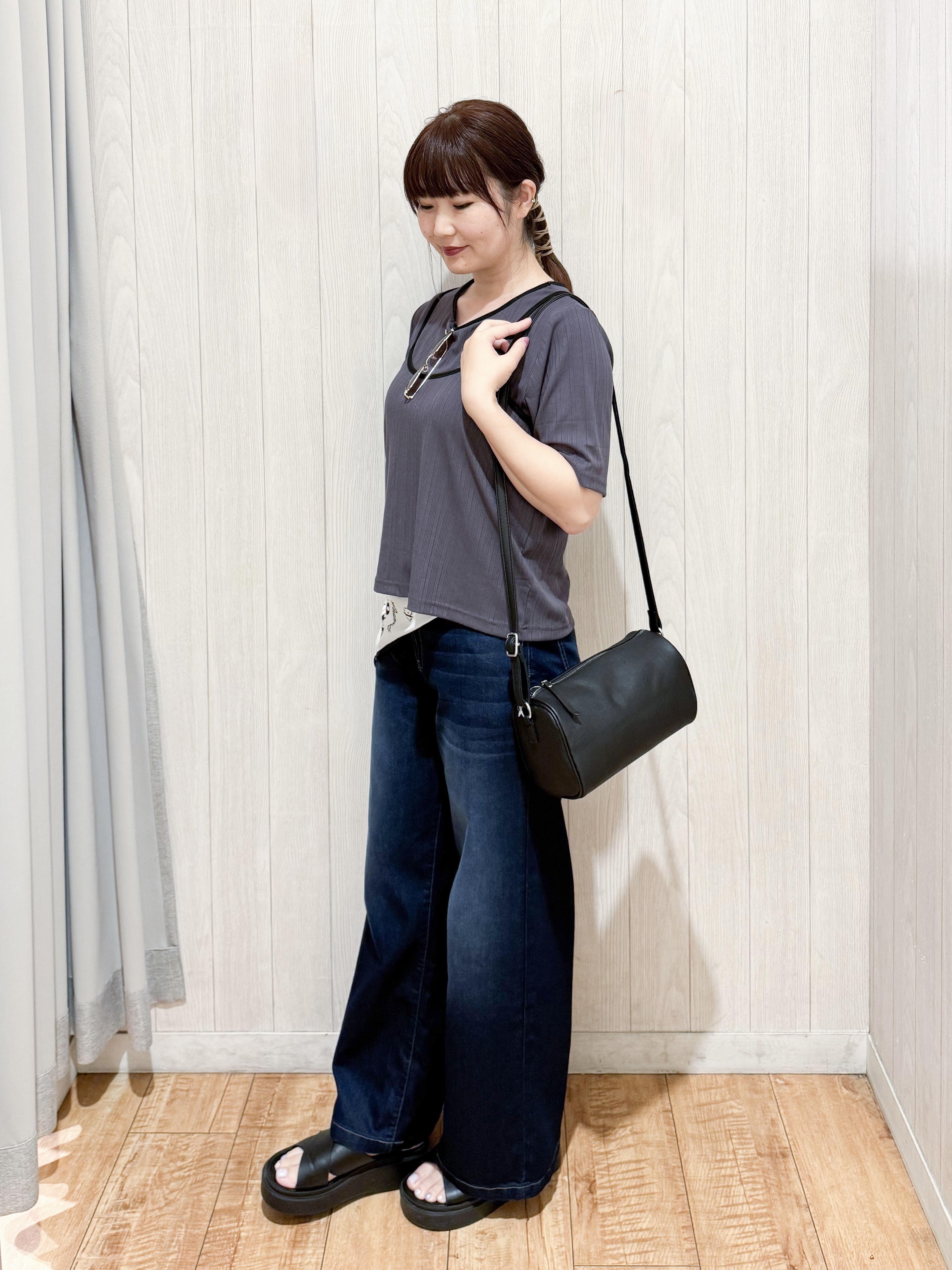 愛さんの「SHOO･LA･RUE｜【2点セット】ランダムテレコで細見え  配色使いTシャツ+キャミソール」を使ったコーディネート