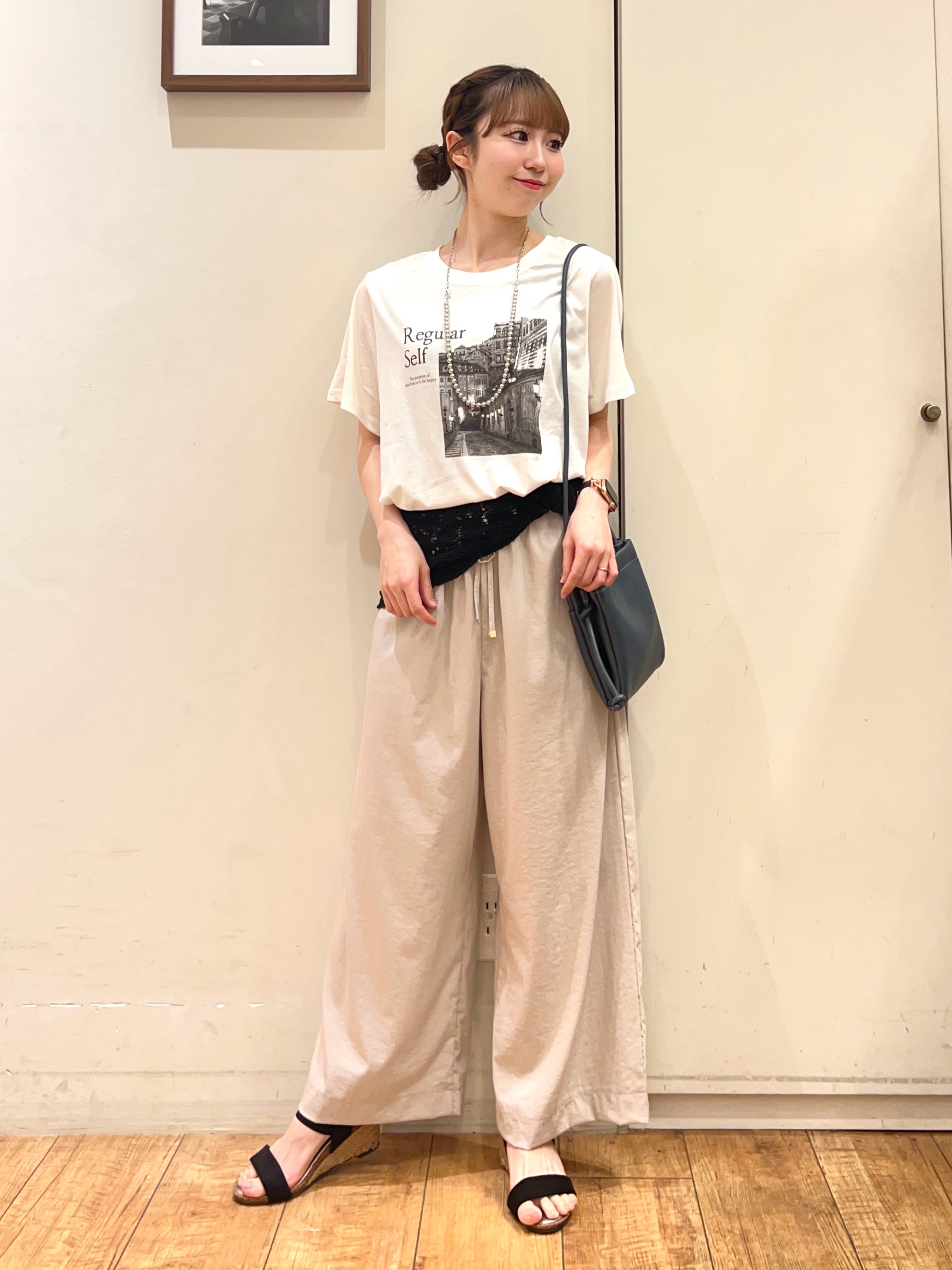 AIRIさんの「SHOO･LA･RUE｜【ひんやり/S-LL/洗濯機可】真夏に着たい 大人のベーシックカラープリントTシャツ」を使ったコーディネート