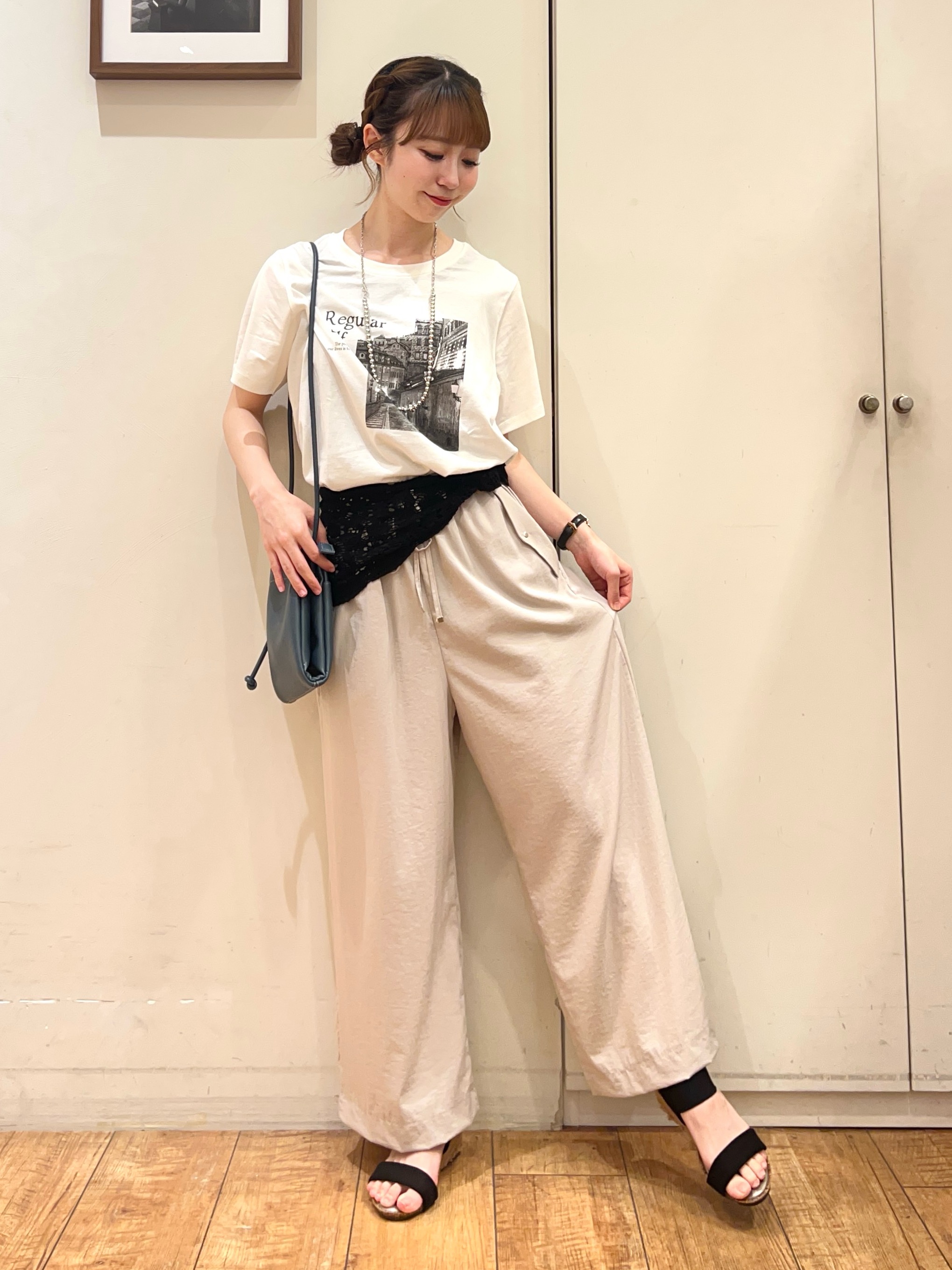 AIRIさんの「SHOO･LA･RUE｜【ひんやり/S-LL/洗濯機可】真夏に着たい 大人のベーシックカラープリントTシャツ」を使ったコーディネート