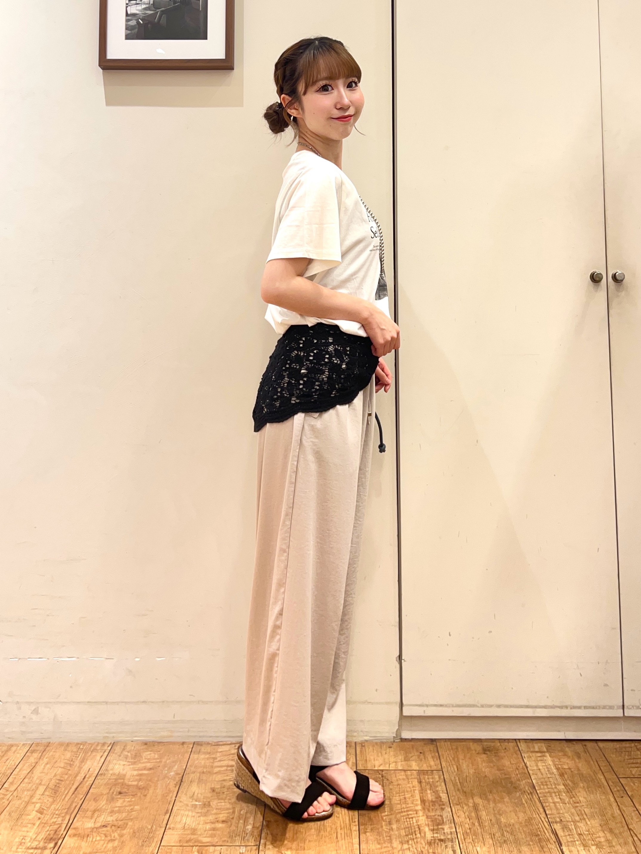 AIRIさんの「SHOO･LA･RUE｜【ひんやり/S-LL/洗濯機可】真夏に着たい 大人のベーシックカラープリントTシャツ」を使ったコーディネート