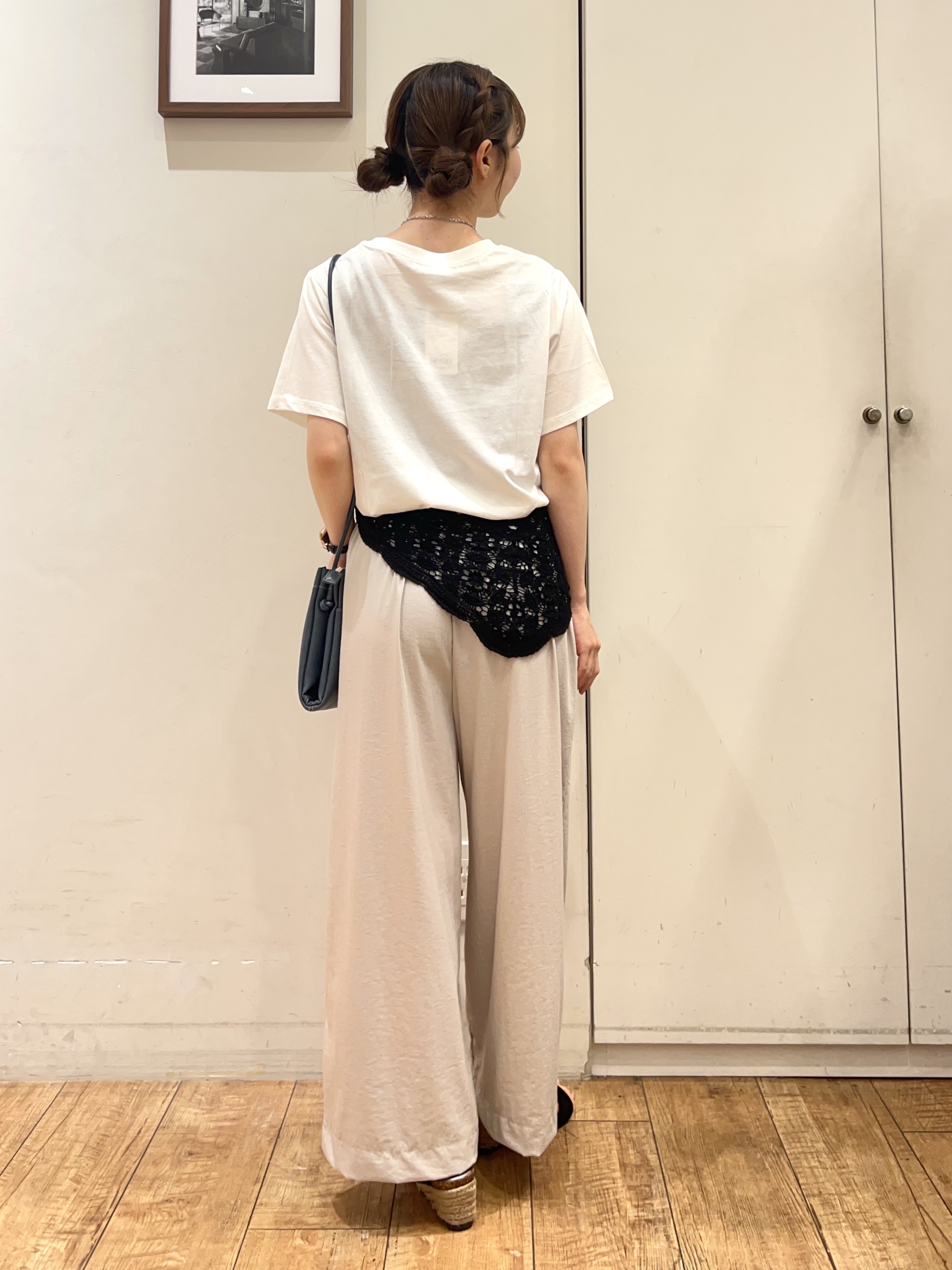 AIRIさんの「SHOO･LA･RUE｜【ひんやり/S-LL/洗濯機可】真夏に着たい 大人のベーシックカラープリントTシャツ」を使ったコーディネート