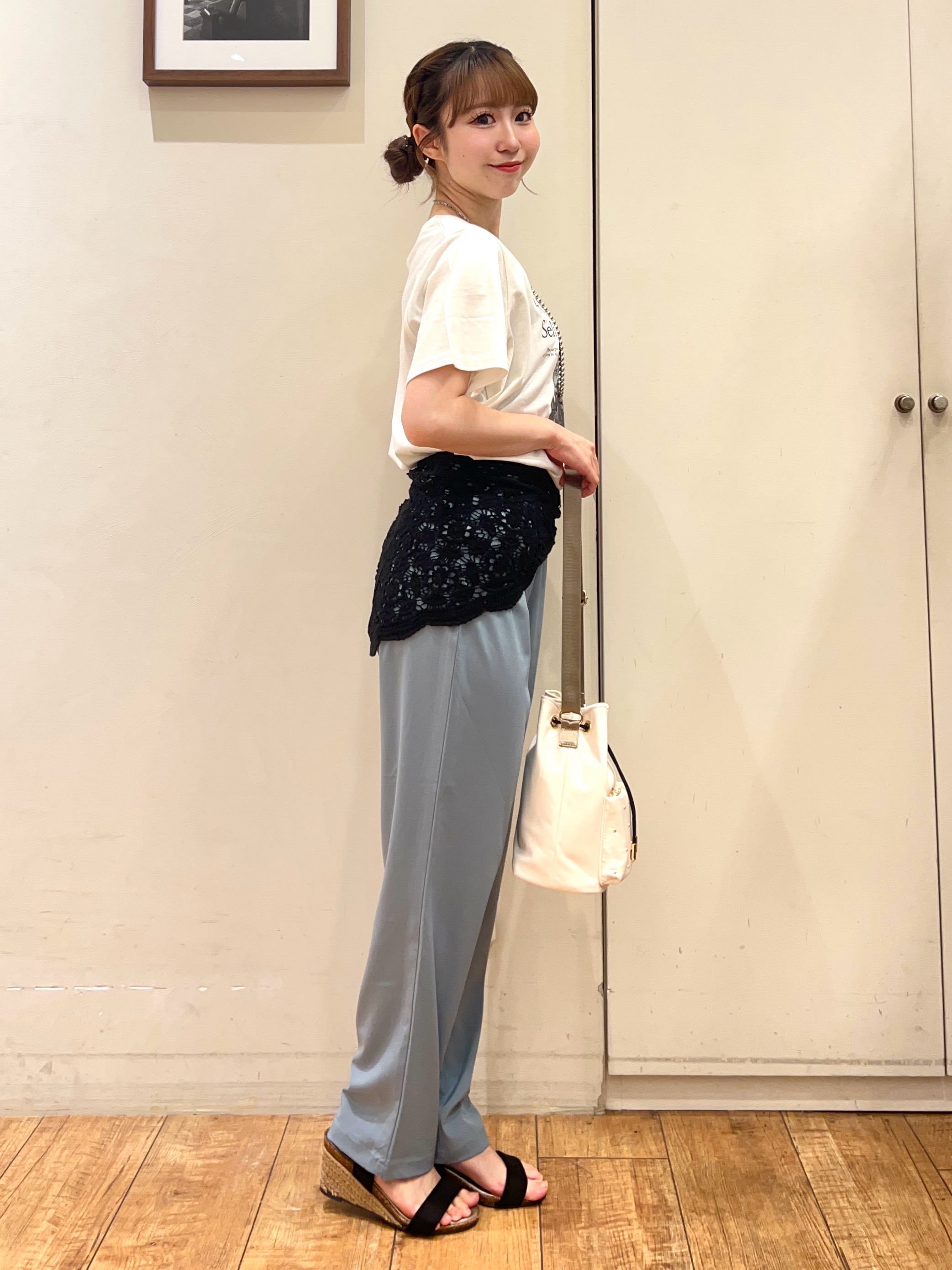 AIRIさんの「SHOO･LA･RUE｜【ひんやり/S-LL/洗濯機可】真夏に着たい 大人のベーシックカラープリントTシャツ」を使ったコーディネート