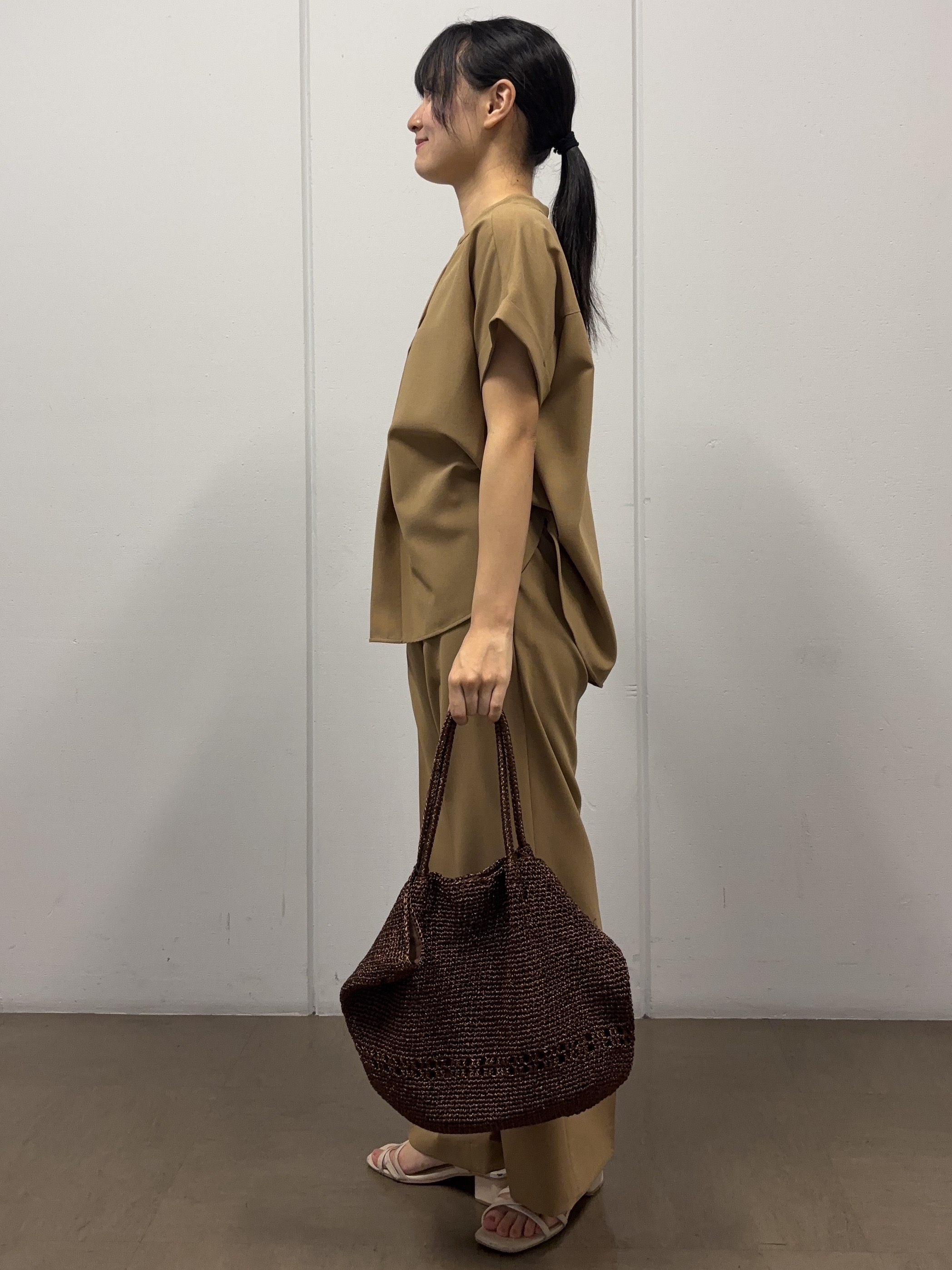 岩本優さんの「UNTITLED｜【残暑も快適/セットアップ可/接触冷感】エアリークールブラウス」を使ったコーディネート