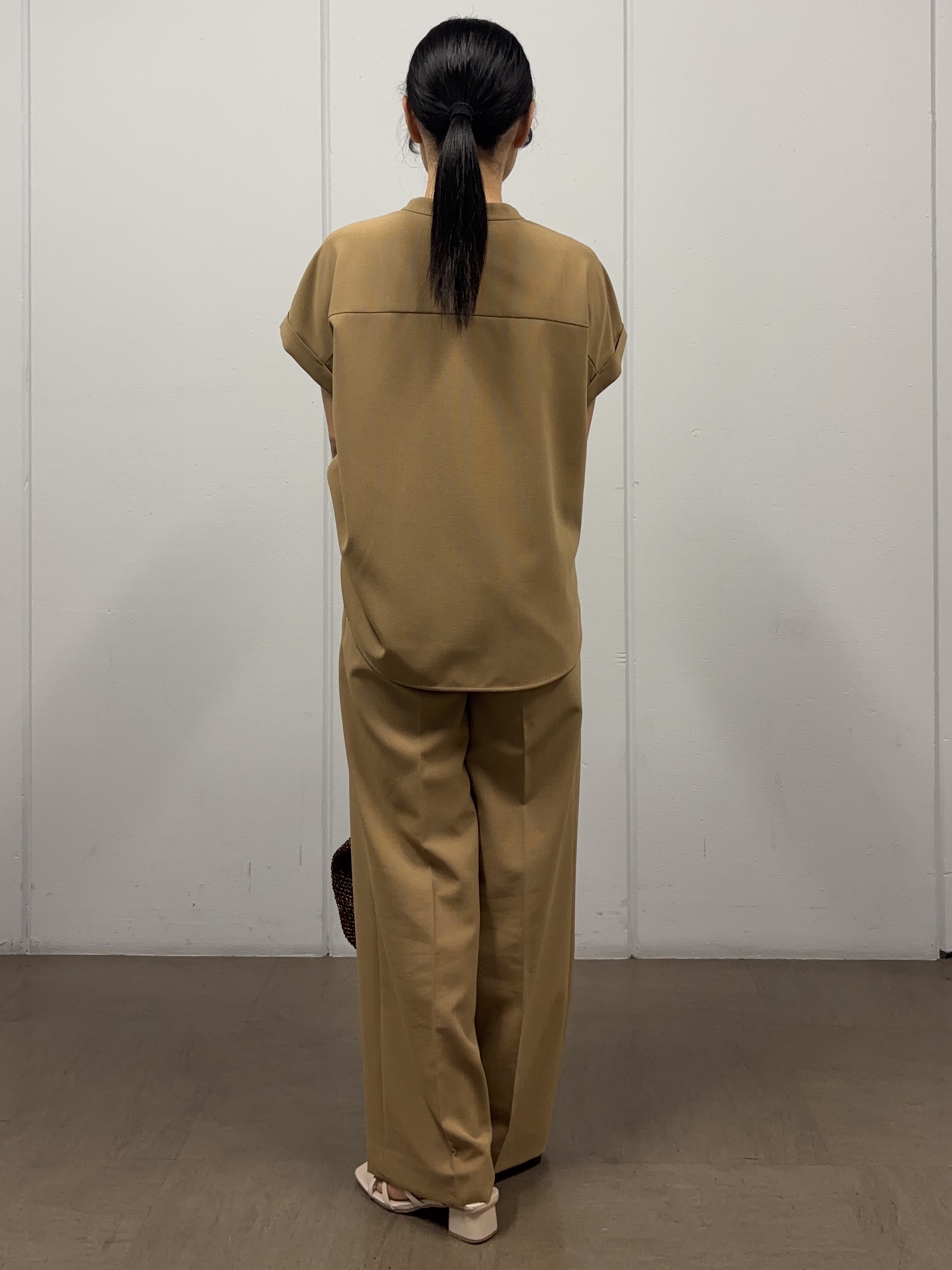 岩本優さんの「UNTITLED｜【残暑も快適/セットアップ可/接触冷感】エアリークールブラウス」を使ったコーディネート