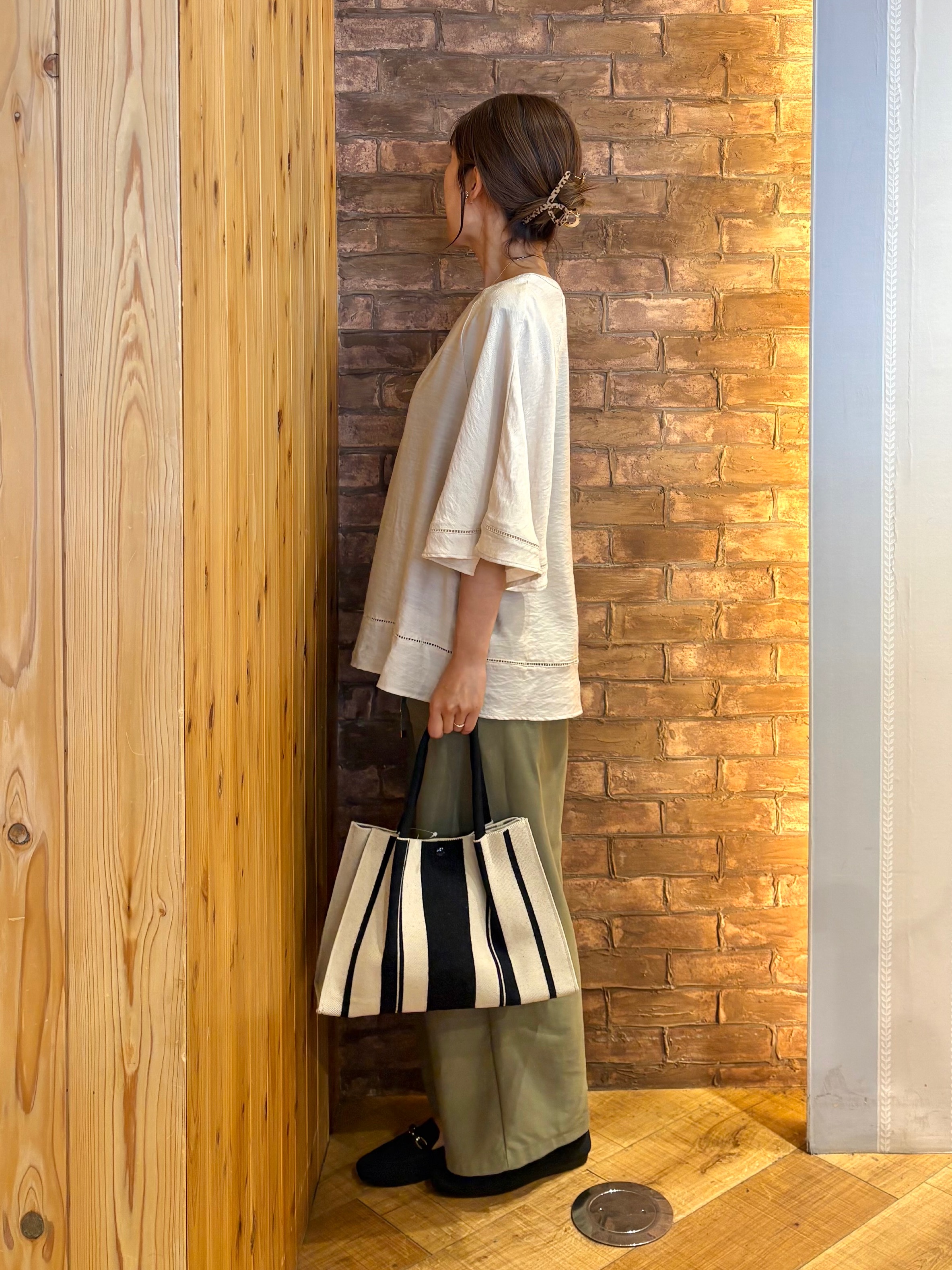mieさんの「SHOO･LA･RUE｜【ひんやり/S-LL/体型カバー】はしごレースが涼し気な スラブポンチョ風ブラウス」を使ったコーディネート