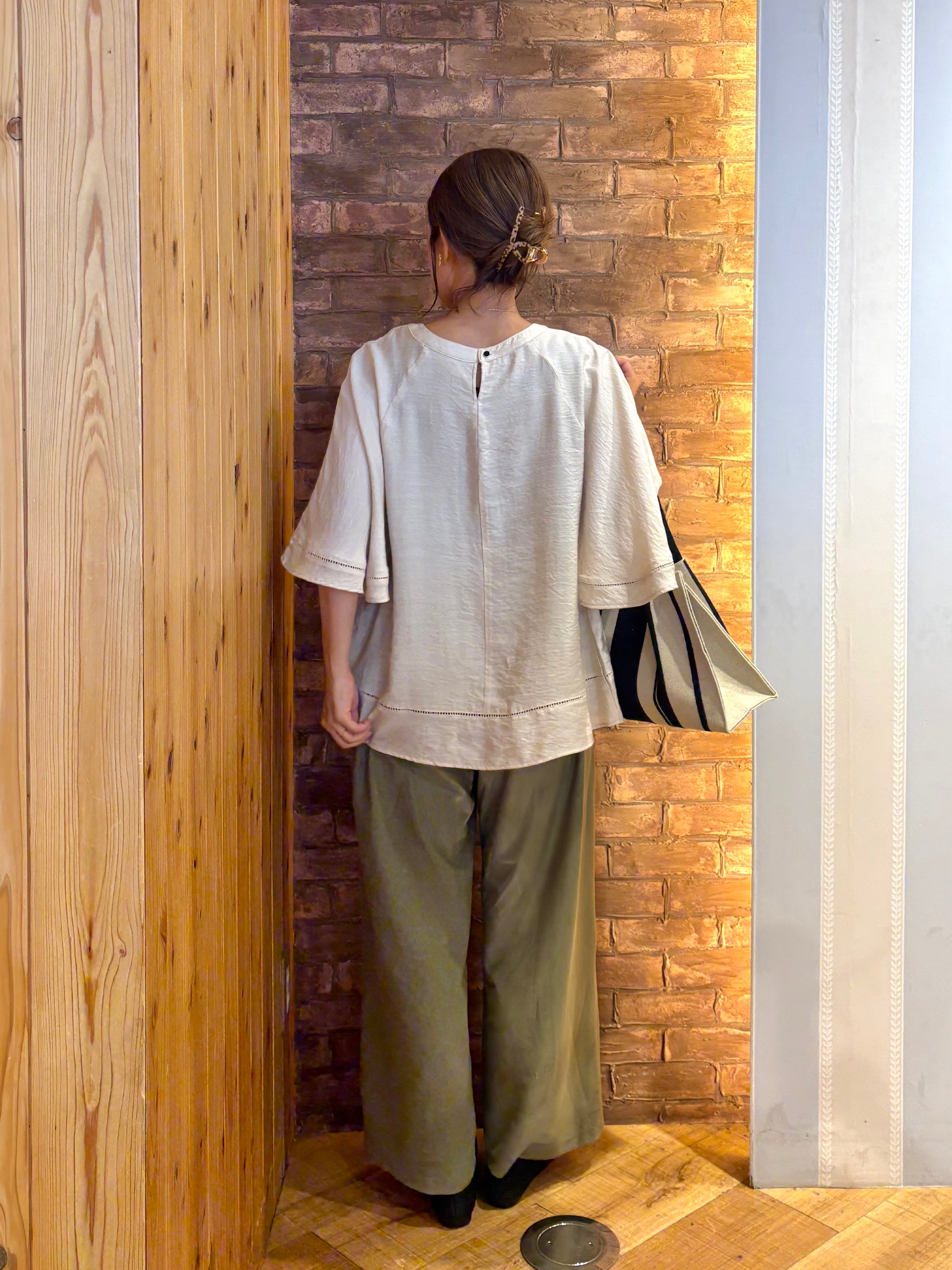 mieさんの「SHOO･LA･RUE｜【ひんやり/S-LL/体型カバー】はしごレースが涼し気な スラブポンチョ風ブラウス」を使ったコーディネート