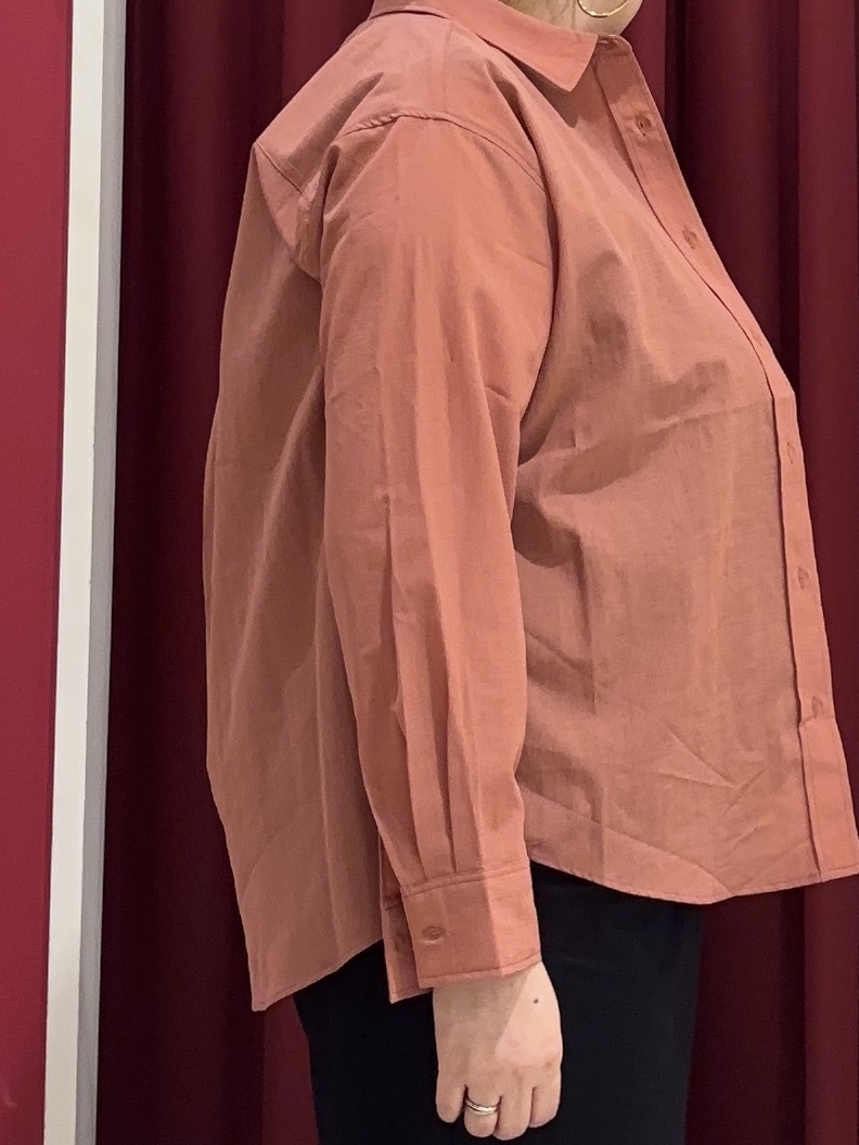 KOZAさんの「SHOO･LA･RUE｜【通気性〇/S-LL/洗濯機可】大人のきちんとベーシックシャツ」を使ったコーディネート