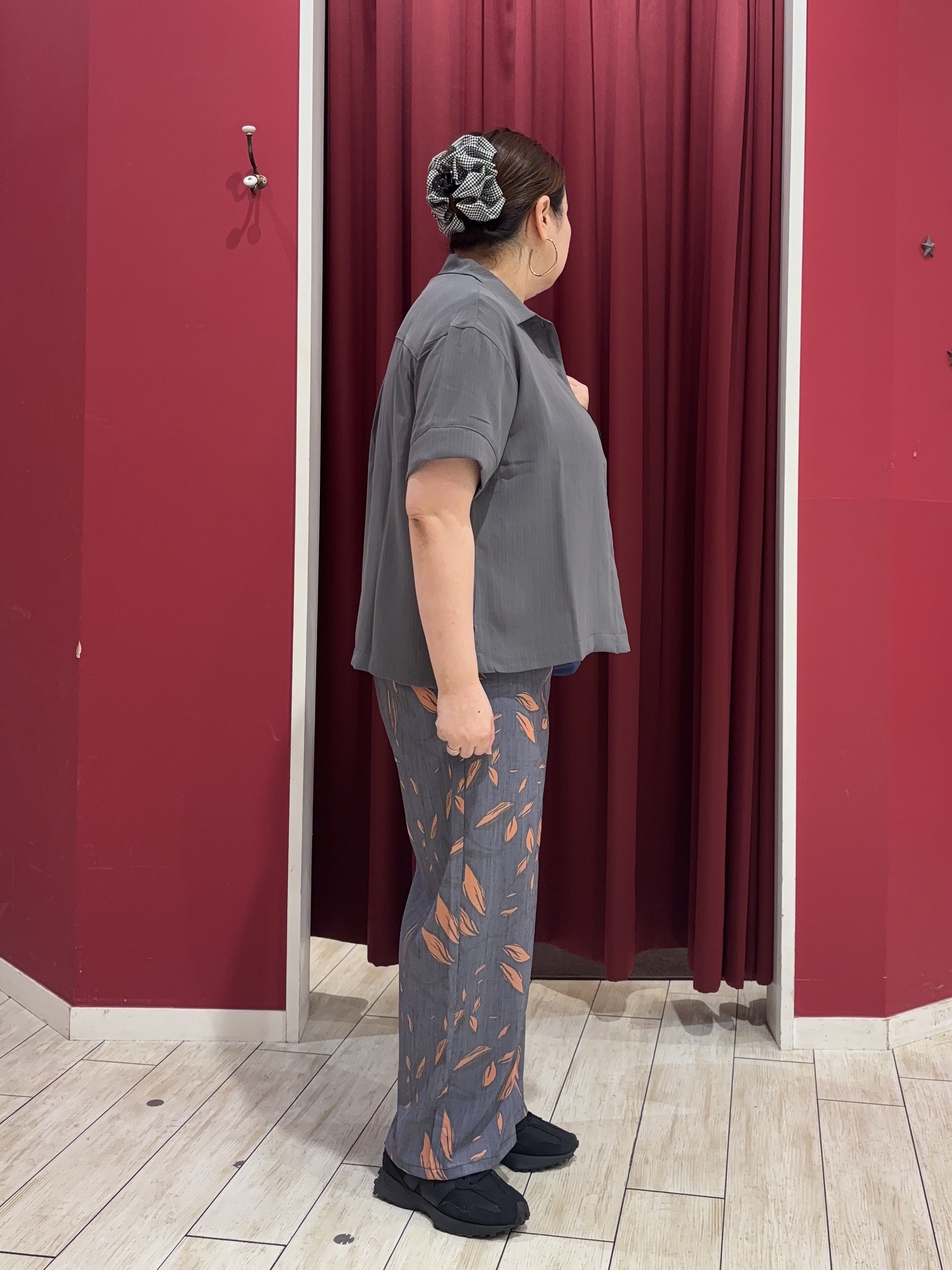 KOZAさんの「SHOO･LA･RUE｜【通気性〇/ひんやり/S-LL】洗濯後しわになりにくい とろみストライプシャツ」を使ったコーディネート